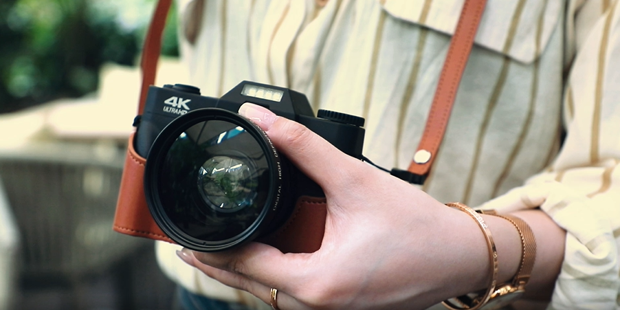 Fotocamera Digitale 4K 56MP Con Schermo Ribaltabile - Kit Vlogging Con Obiettivo Grandangolare, Microfono E 32GB SD
