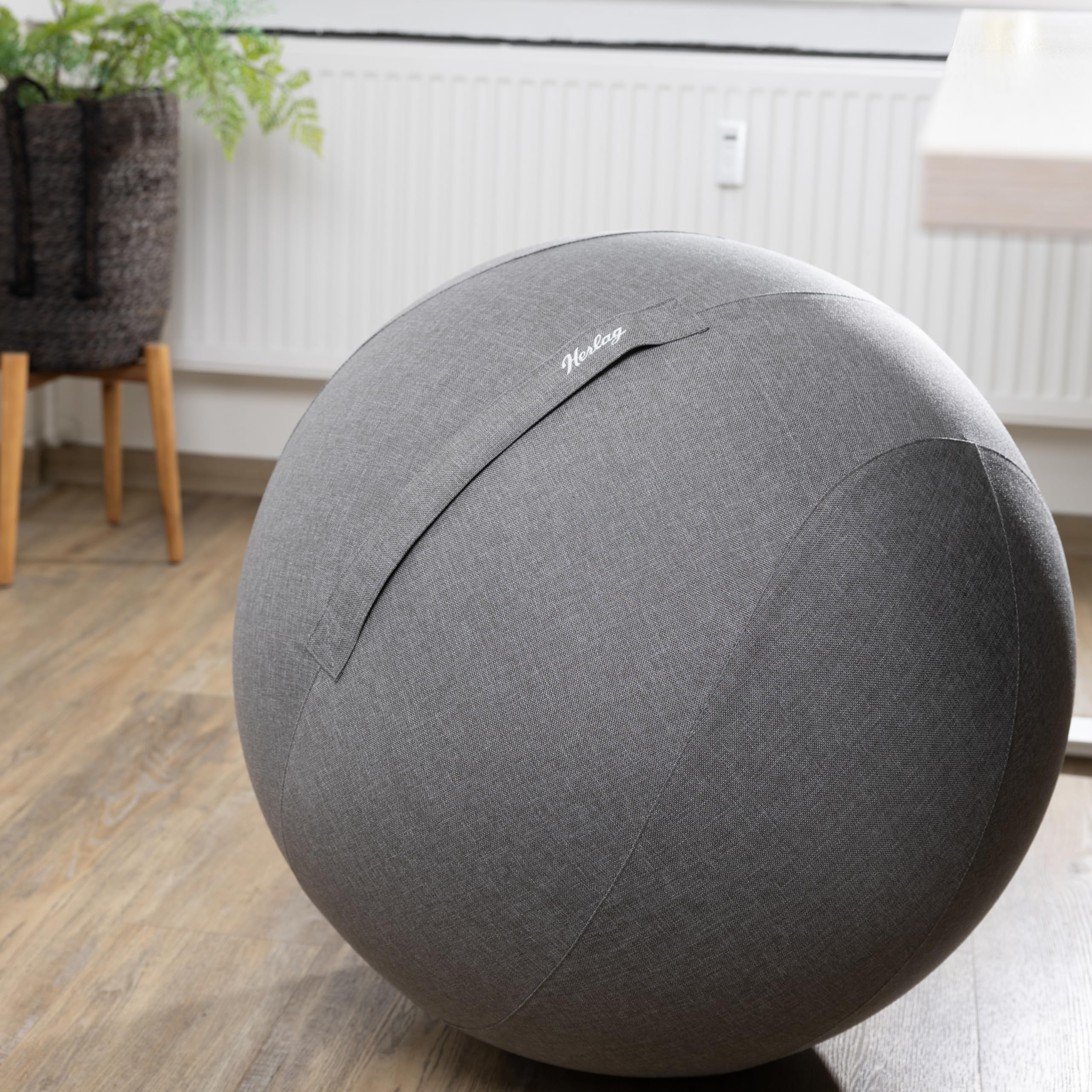 Herlag Office Ball 65cm - Sitzball ergonomisches Sitzen - Gymnastikball Büro & Home Office - Inklusive Stoffbezug Innenball Pumpe Adapter - Alternativer Bürostuhl - Waschbarer Bezug - Grau