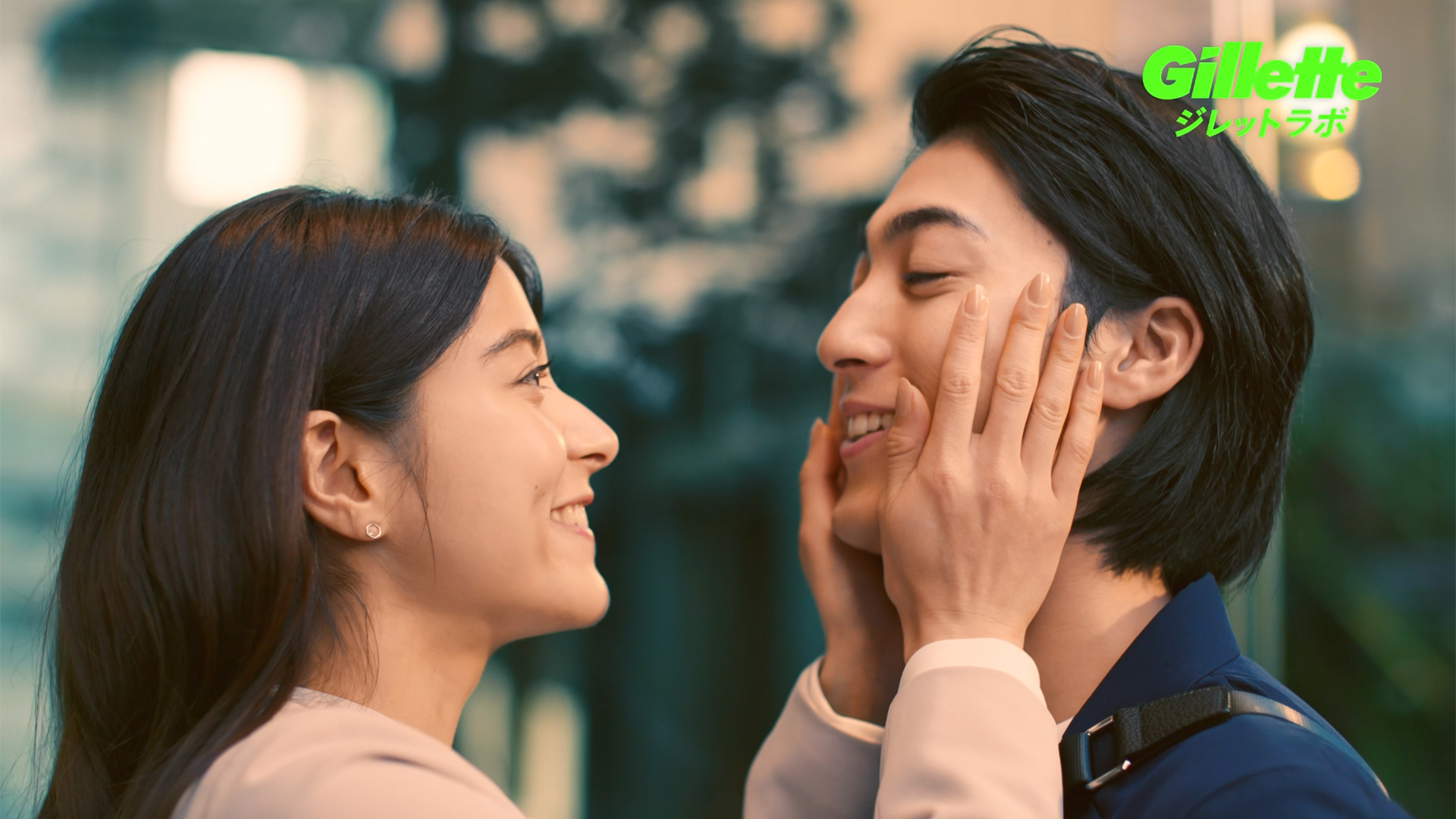 Amazon.co.jp: Gillette ジレット 髭剃り 本体 替刃 4個 スタンド付 Amazon.co.jp: Gillette ジレット 髭剃り 本体 替刃 4個 スタンド付