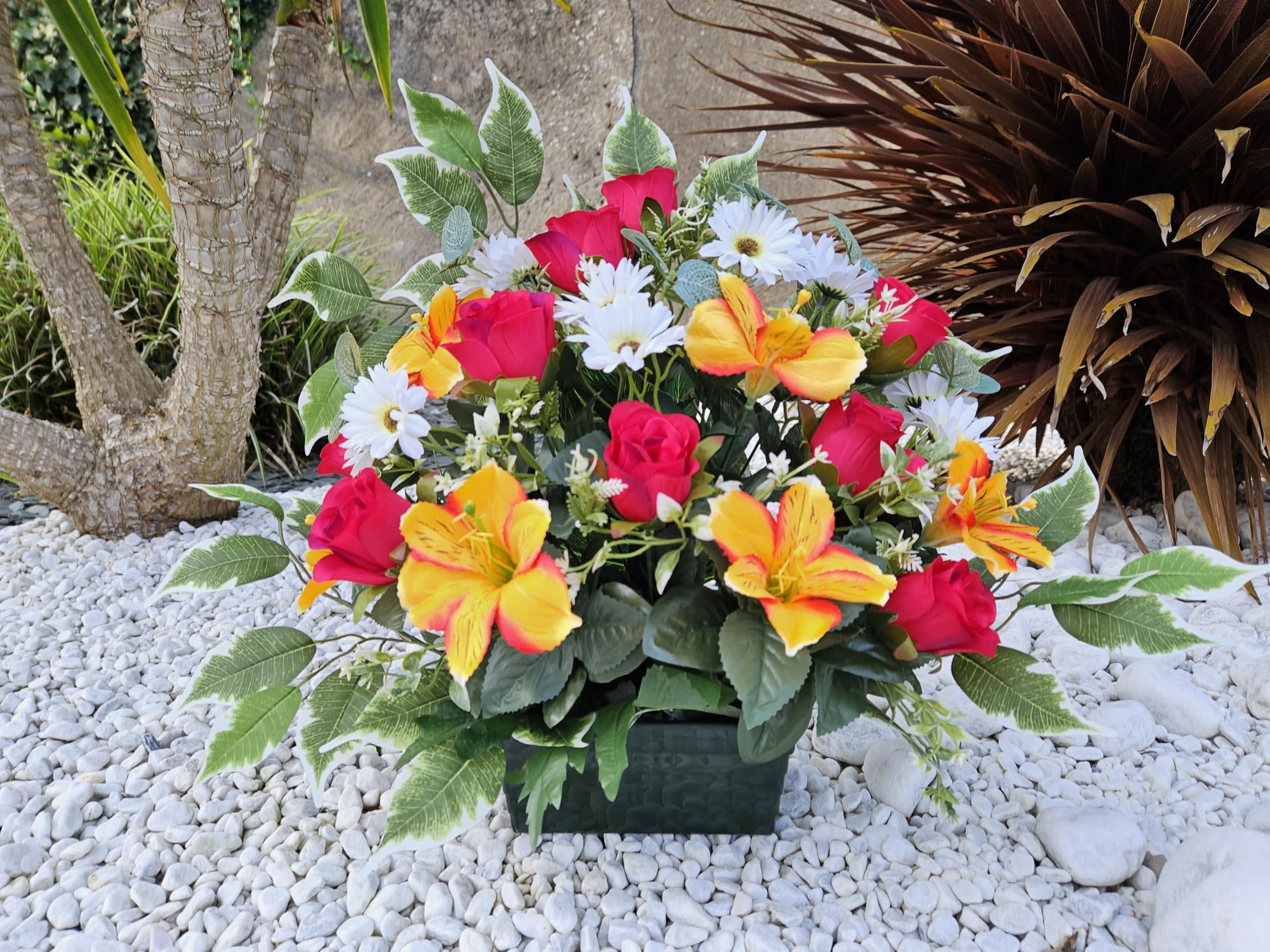 Composition de Fleurs artificielles, lesté Totalement Ciment en jardinière, pour cimetière. Réalisé par nos Soins, Produit apprécié dans nos Villes, Fleurs de très Bonne qualité.