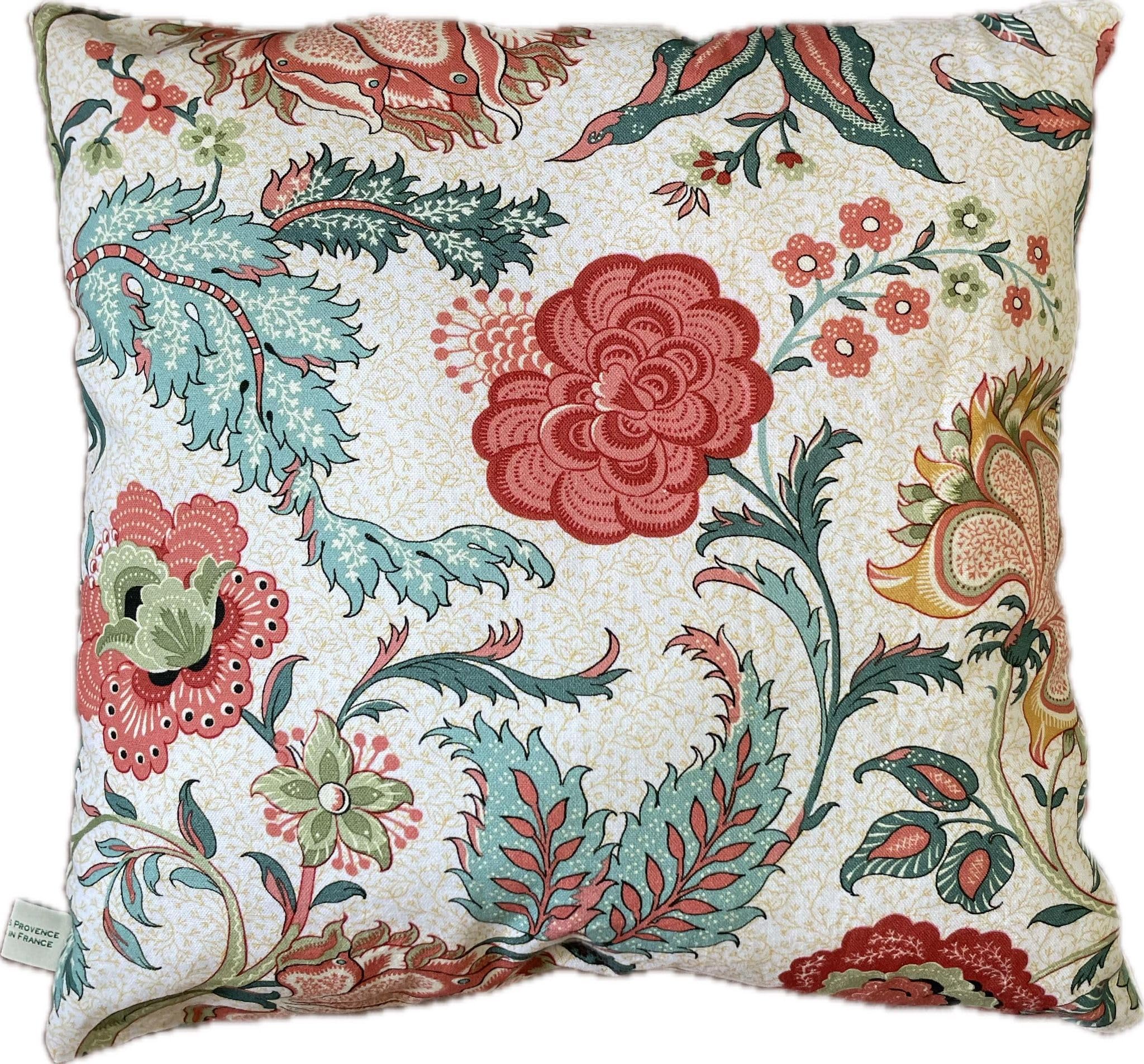 Coussin tissu fleuri provençal aux finitions haut de gamme en coton noble