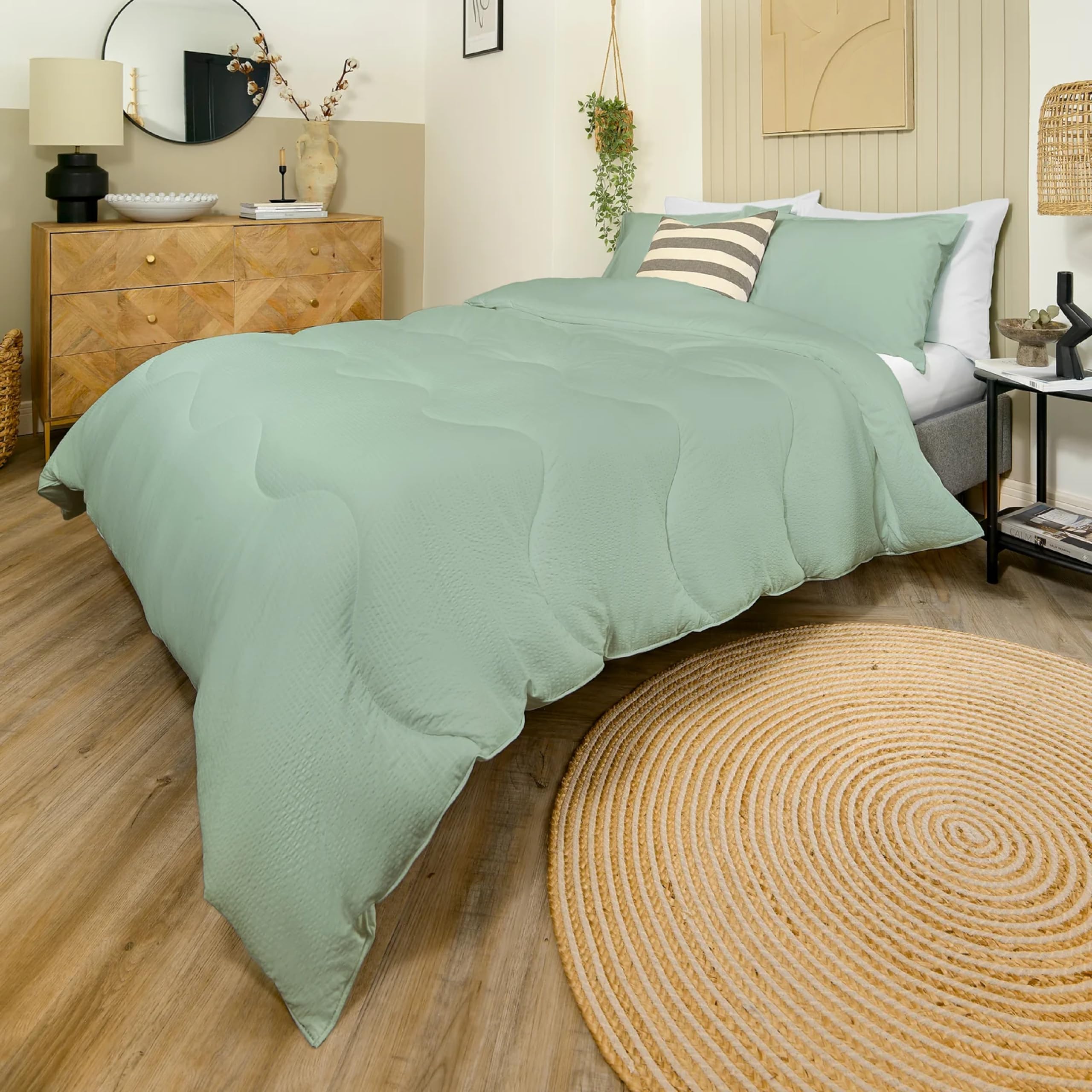 Night Lark - Coverless Duvet - 4.5 Tog - Super King - Seersucker Collection - Luxury Bedding - Hypoallergenic - Machine Washable - Meadow Green