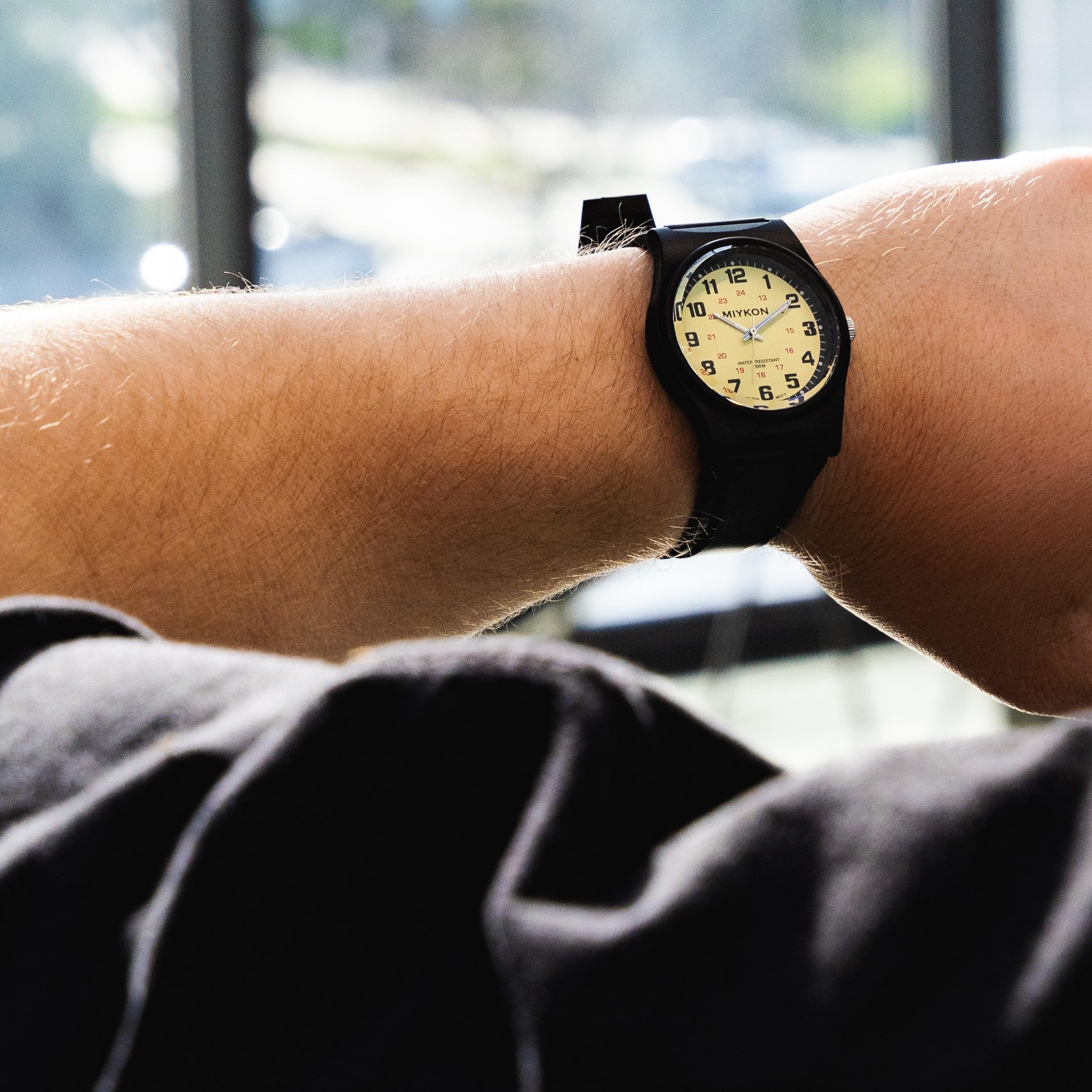 Miykon Montre étanche pour homme | Montre analogique décontractée noire facile à lire | Résine légère et résistante aux chocs, aiguilles et trotteuse lumineuses, quartz japonais avec autonomie de 4