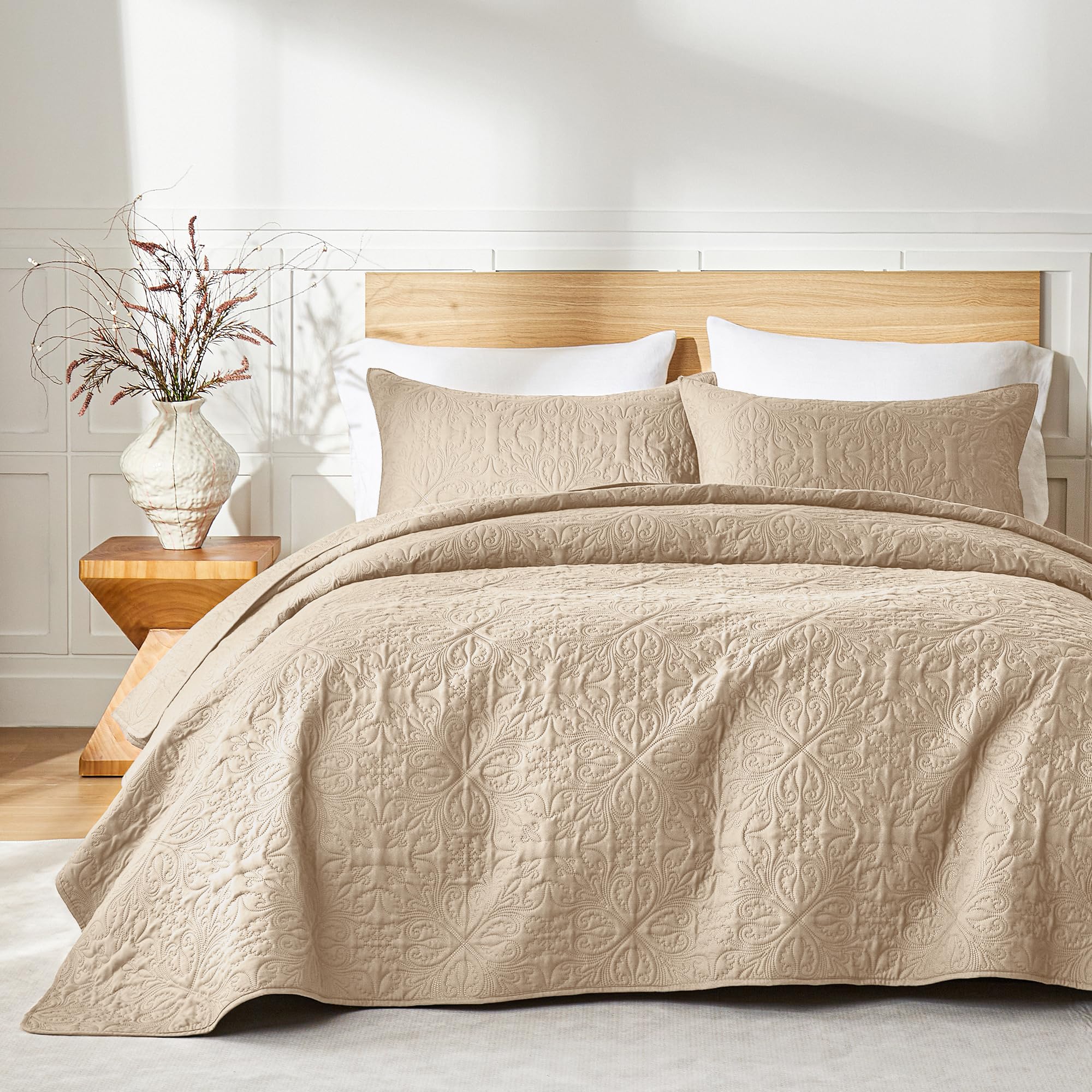 Juego de cama individual beige idóneo para renovar el dormitorio con estilo moderno floral