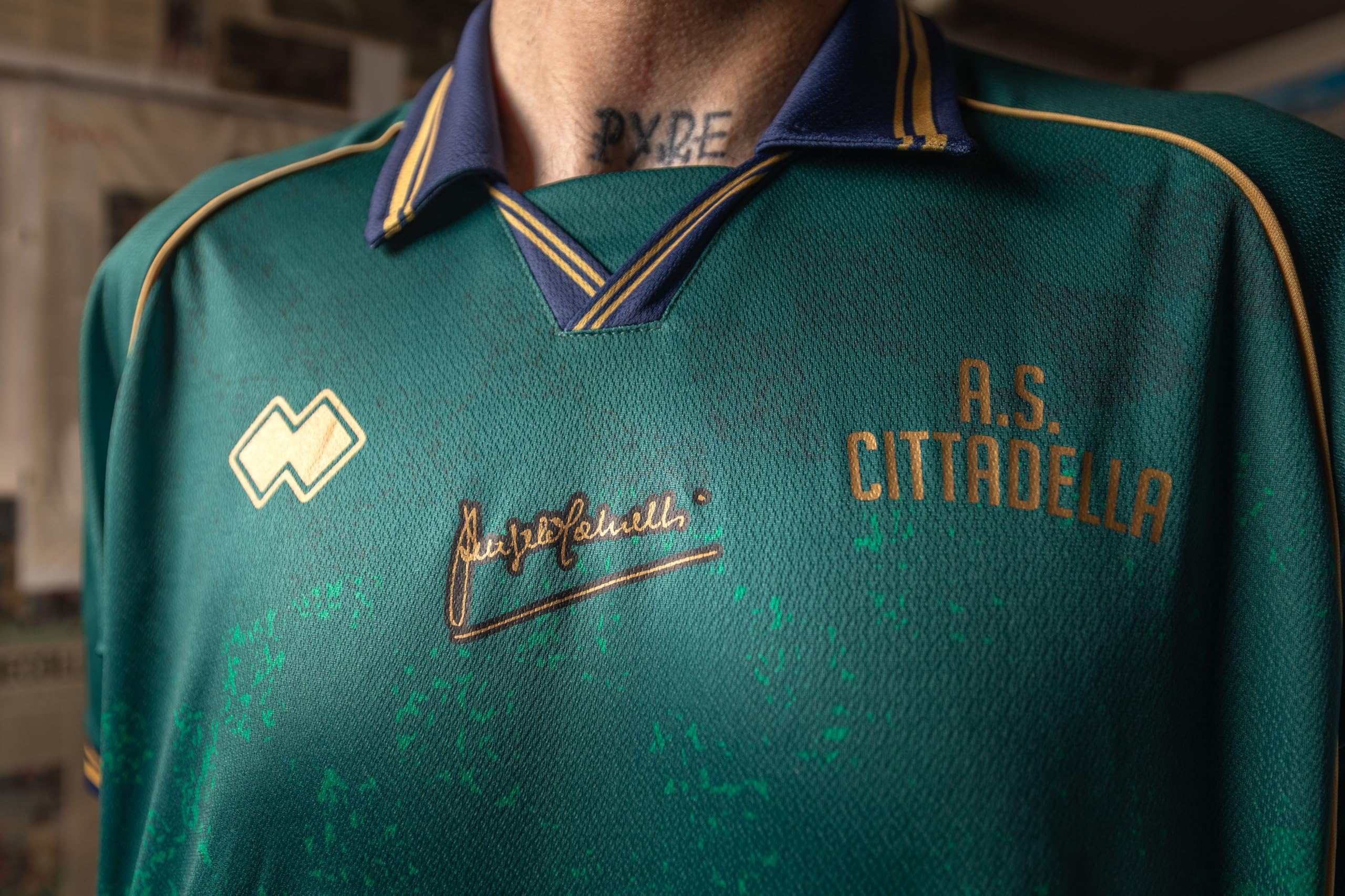 A.S. Cittadella 1973 Maglia Edizione Limitata 100° Anniversario Angelo Gabrielli – Errea Ufficiale, Collector Numerata 300 Pezzi, Verde Petrolio con Colletto retrò