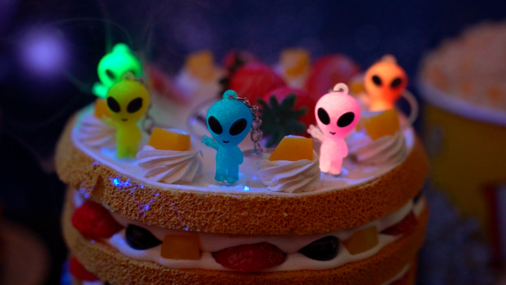 Amazon.com: Equsion 24 Pcs Alien Party Favors Alien Keychains Glow 