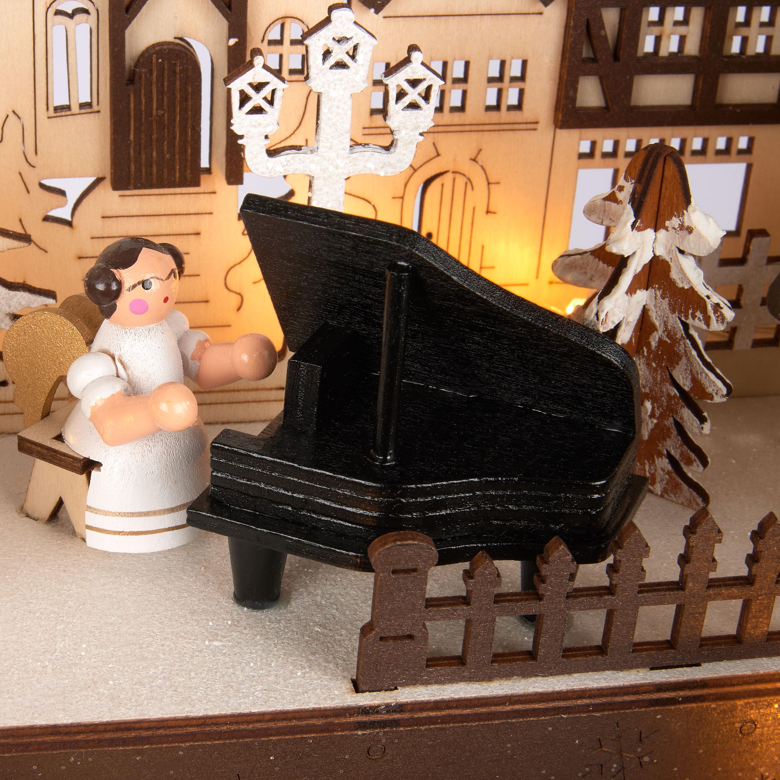 Brubaker 3D Lichterbogen - LED Schwibbogen - Das große Konzert im Weihnachtsdorf 2026 - Weihnachtsbeleuchtung aus Holz Natur - 31 x 45 x 22 cm - Handbemalte Weihnachtsdeko für Tisch & Fensterbank