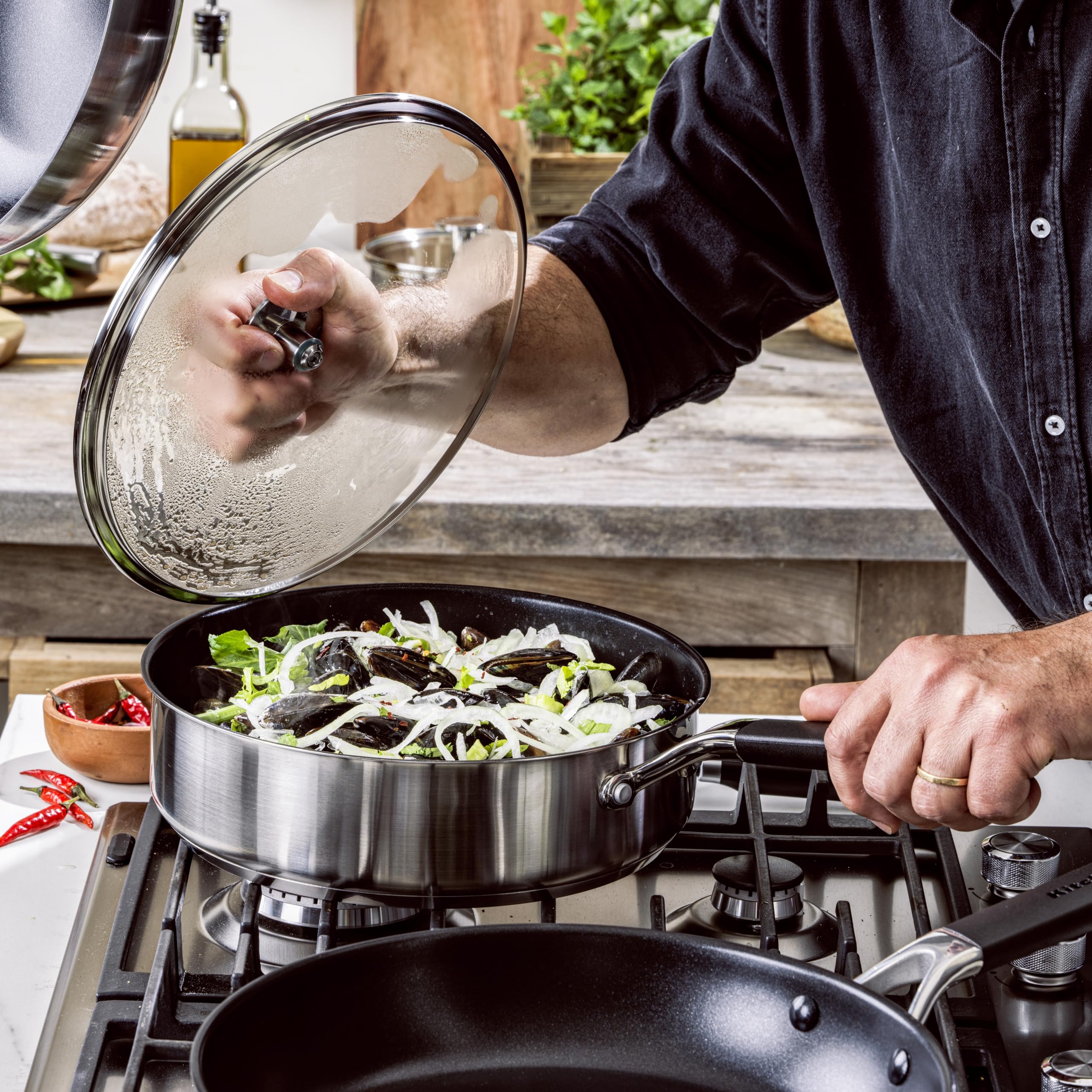 KitchenAid Classic Stainless Steel Sauteuse en Acier Inoxydable Sans PFAS Céramique Saine Antiadhésive 26 cm/3.6 L avec Couvercle en Verre,Clad,Induction,Poignée Stay-Cool,Au Four jusqu'à 160°C,Argent
