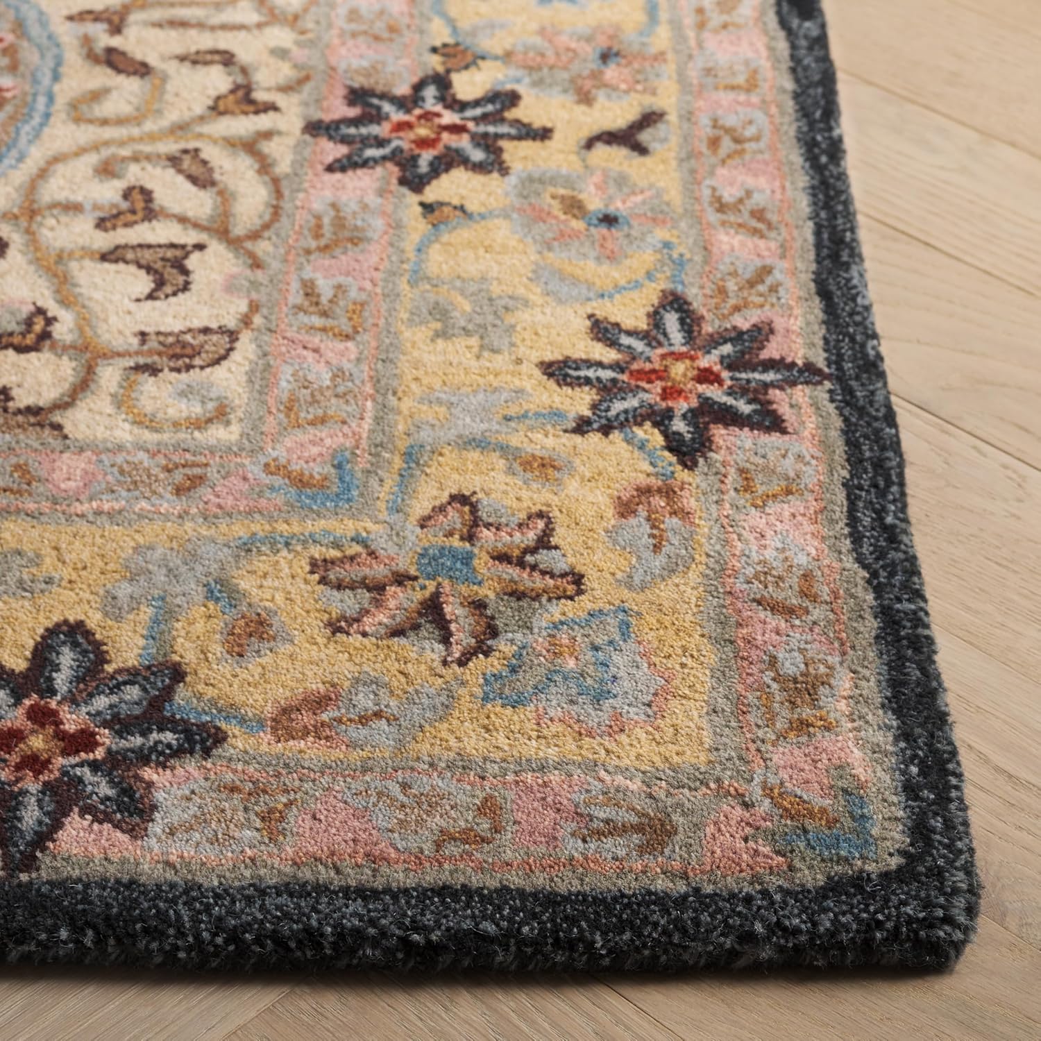 SAFAVIEH Heritage Collection Accent Rug - 3' x 5', Creme & Black, Handmade Traditional Oriental Wool, Ideal for High Traffic Areas in Entryway, Living Room, Bedroom (HG918A)
