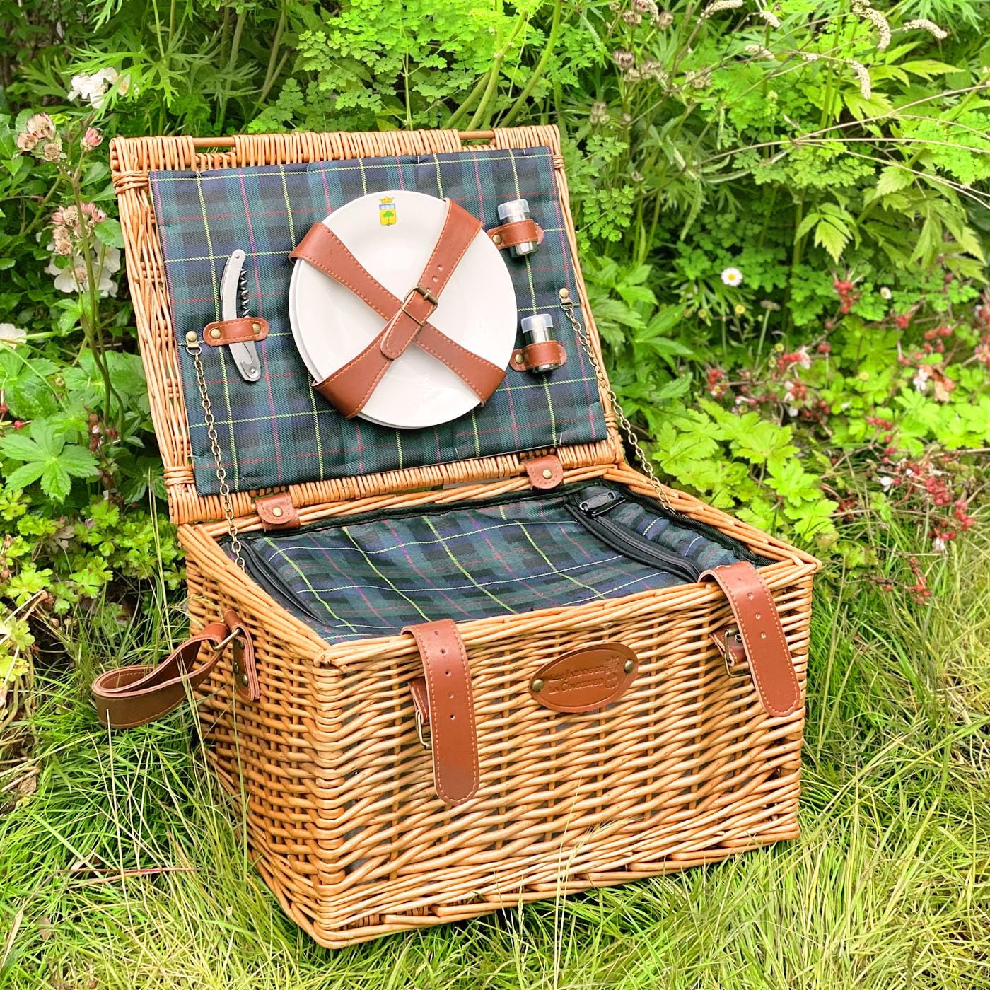 Les Jardins de la Comtesse - Cestino da Picnic Trianon Verde - Con Cinturini in Pelle - Completo Per 4 Persone - Scomparto Isotermico - Piatti in Ceramica/Bicchieri da Vino in Vetro - 45 x 31 x 25 cm