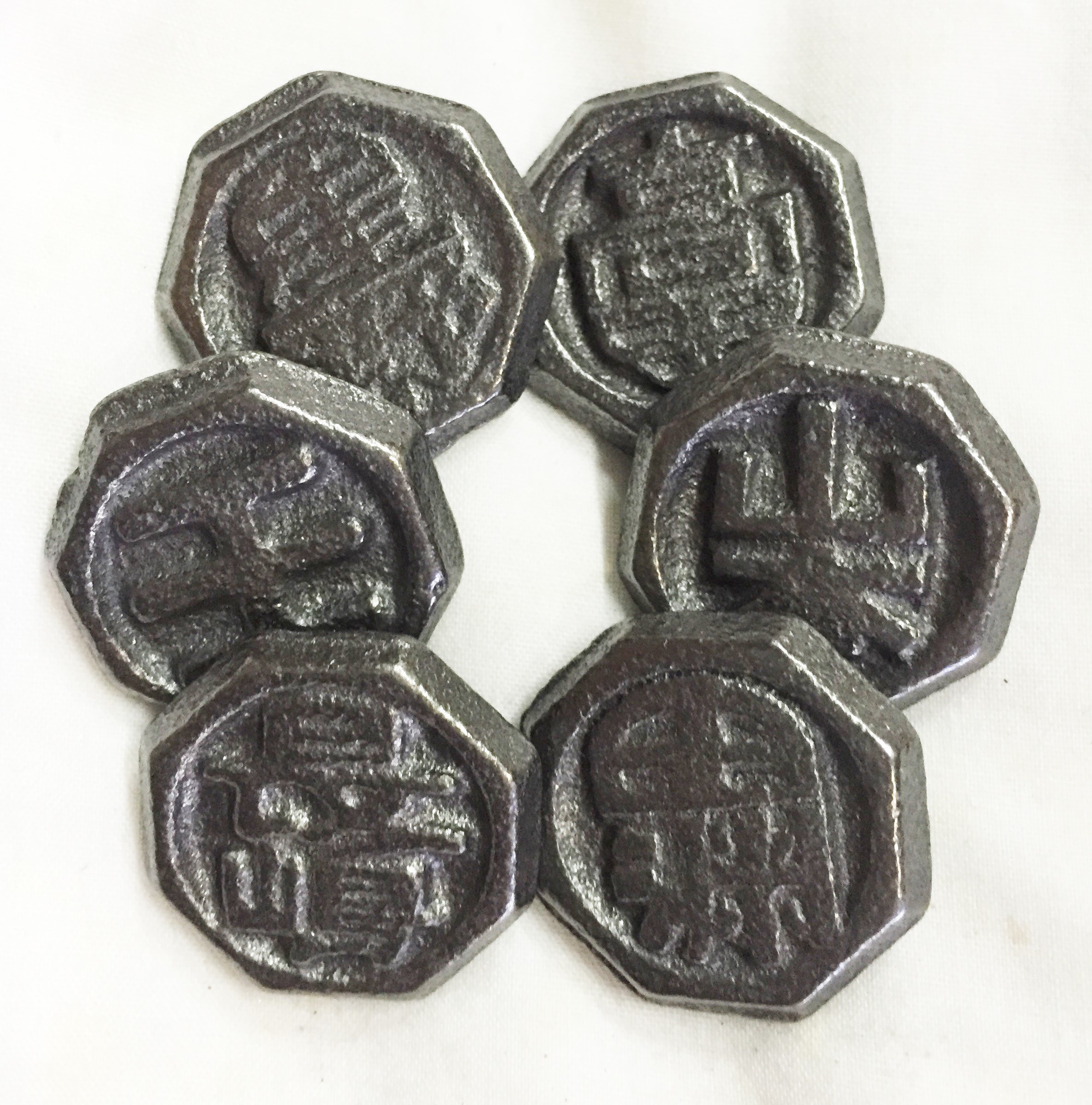 【セット】ベーゴマ　約100個セット Amazon | 日三鋳造所）ベーゴマセット【令和】 （祝令和