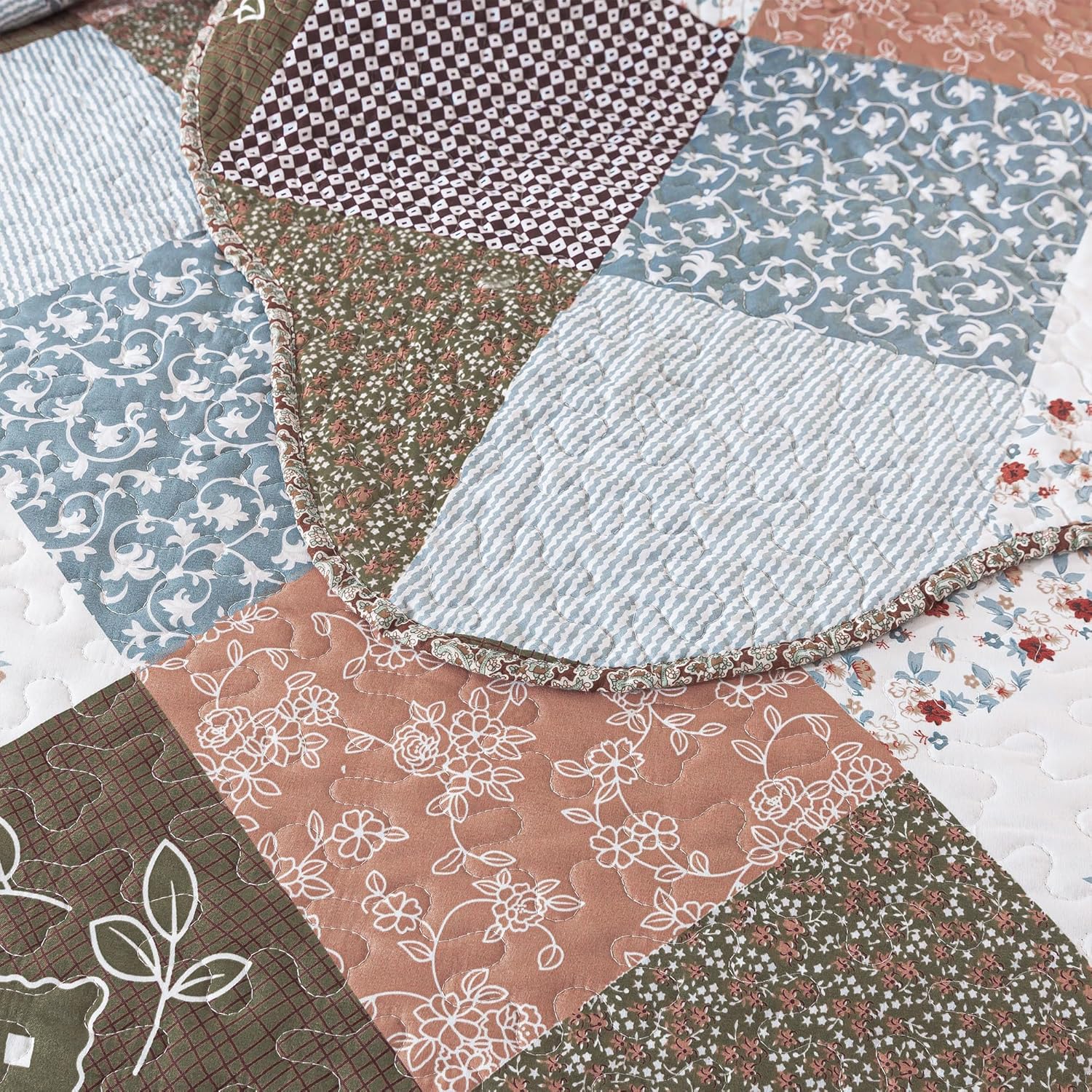 HoneiLife Quilt Set - 3 Piece Microfiber Reversible Bedspreads Patchwork Coverlets Floral Bedding Set All Season- Splicing Mocha Rose,Queen/Full Size