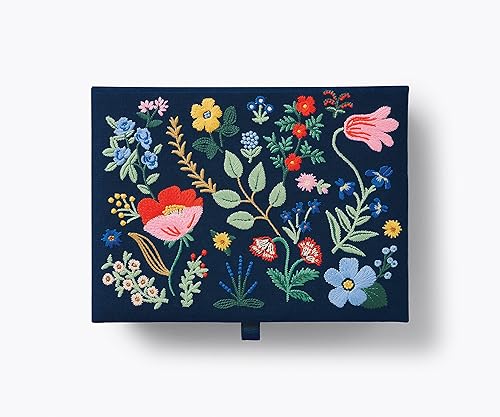 Miniatura 2 de RIFLE PAPER CO. Strawberry Fields - Caja de recuerdo bordada grande con diseño elegante y floral con espacio de almacenamiento para artículos y