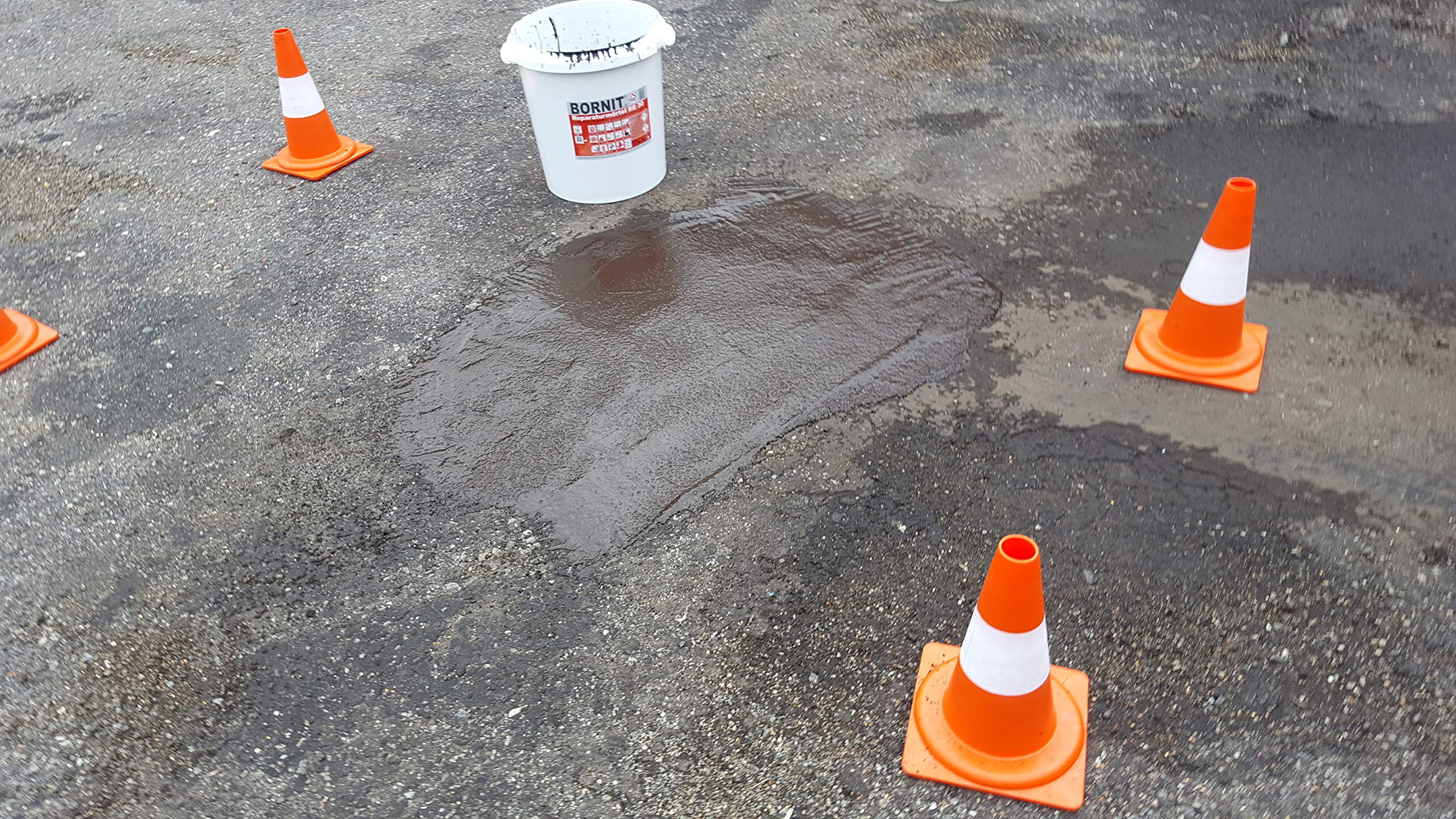 BORNIT Reparaturmörtel RE 30, 18 kg, für Straßenbau, Asphalt & Beton | Bitumen, schnellhärtend zur effektiven Reparatur, kalteinbaufähig