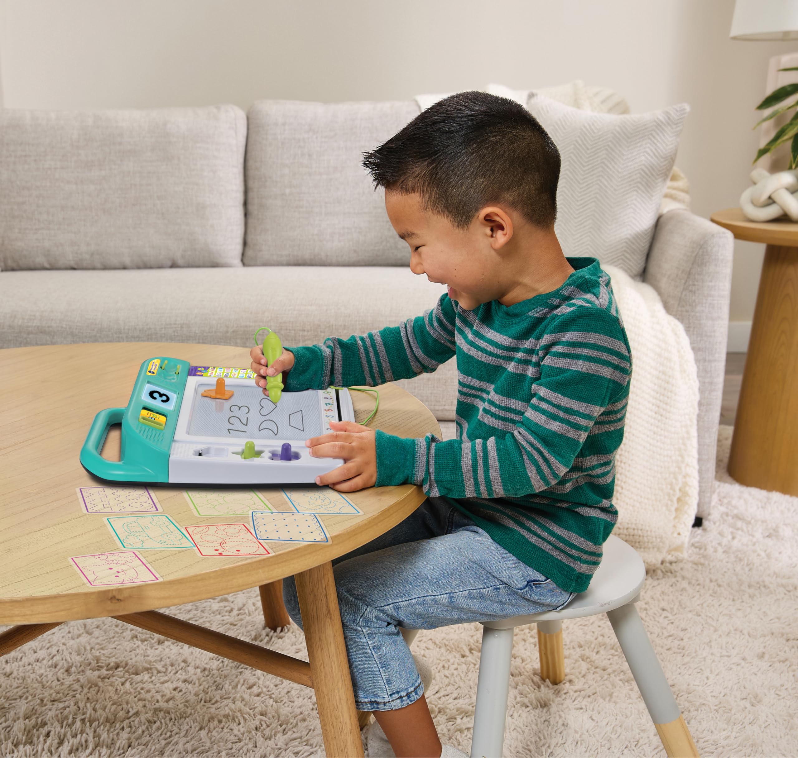 VTech - Pizarra Artística Digital Trazos y Dibujos, Pantalla LCD, Voz Interactiva, Juguete Educativo 3-8 años, Versión ESP