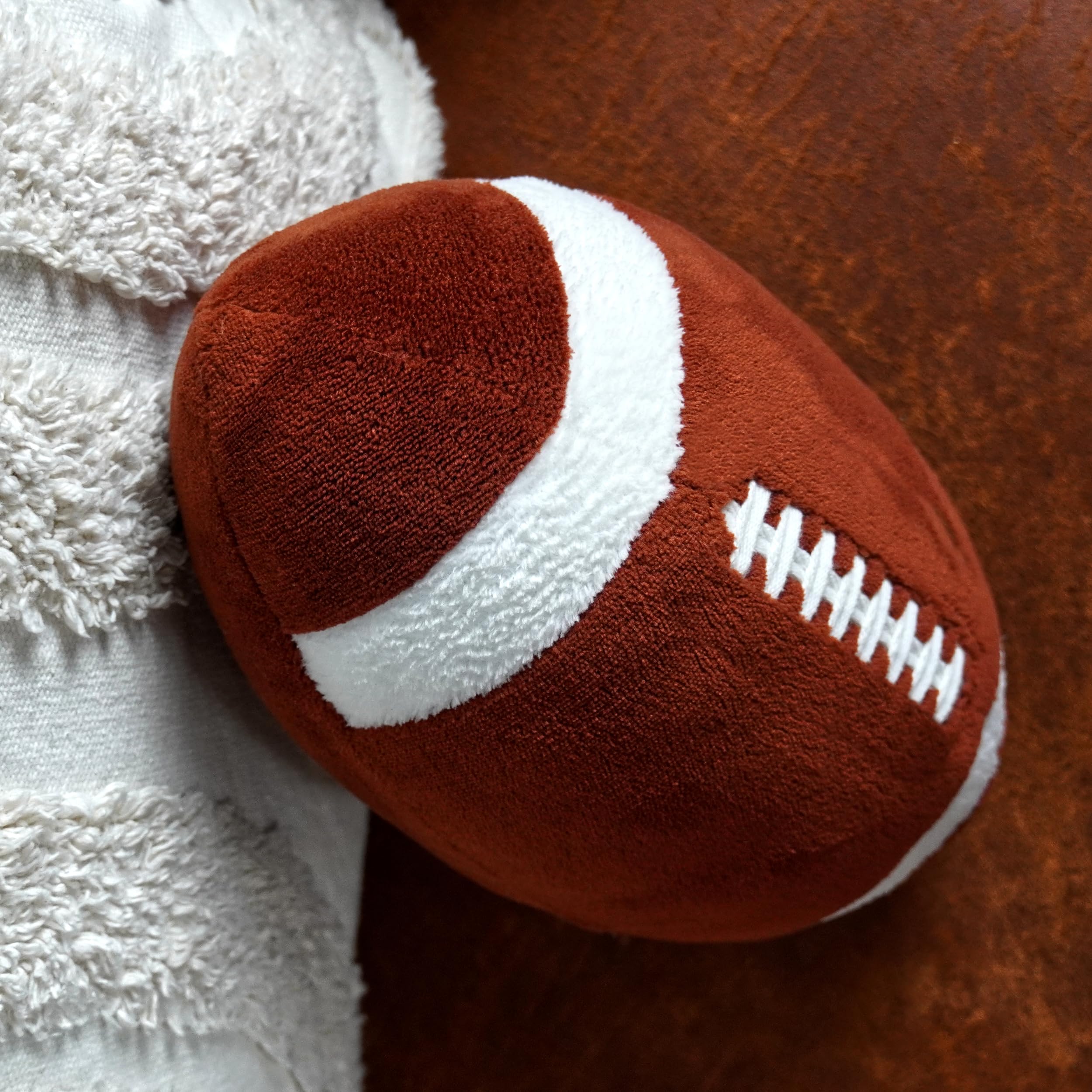 40YARDS American Football poduszka (wierna skali) – Futbol Indoor – miękka pluszowa poduszka jako dekoracja futbolowa na sofę lub prezent futbolowy dla fanów