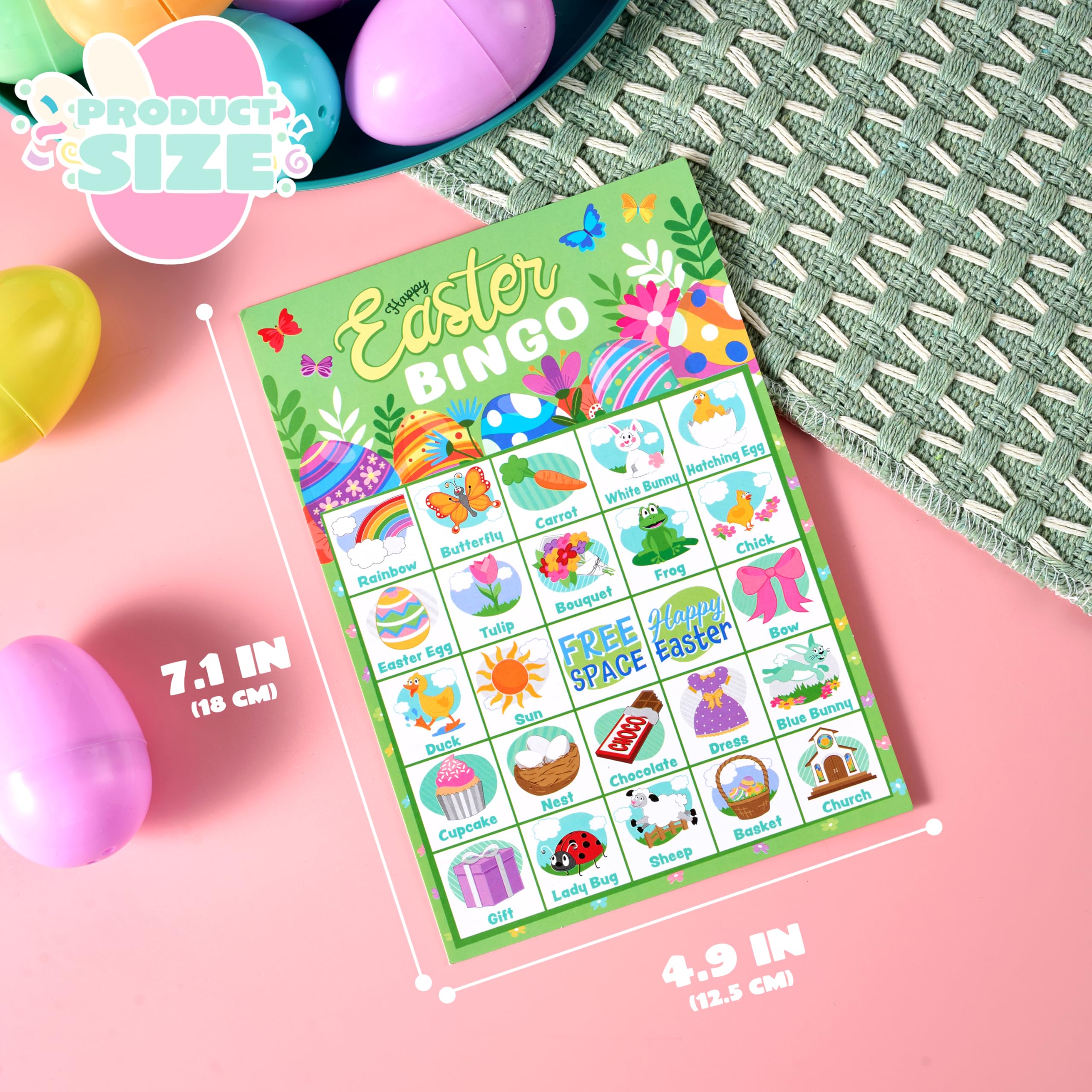 jeu de cartes de bingo de pâques vectorielles. amusant jeu de société de loto familial avec un joli lapin, une poule, un poulet, des œufs de pâques pour les enfants. activité de