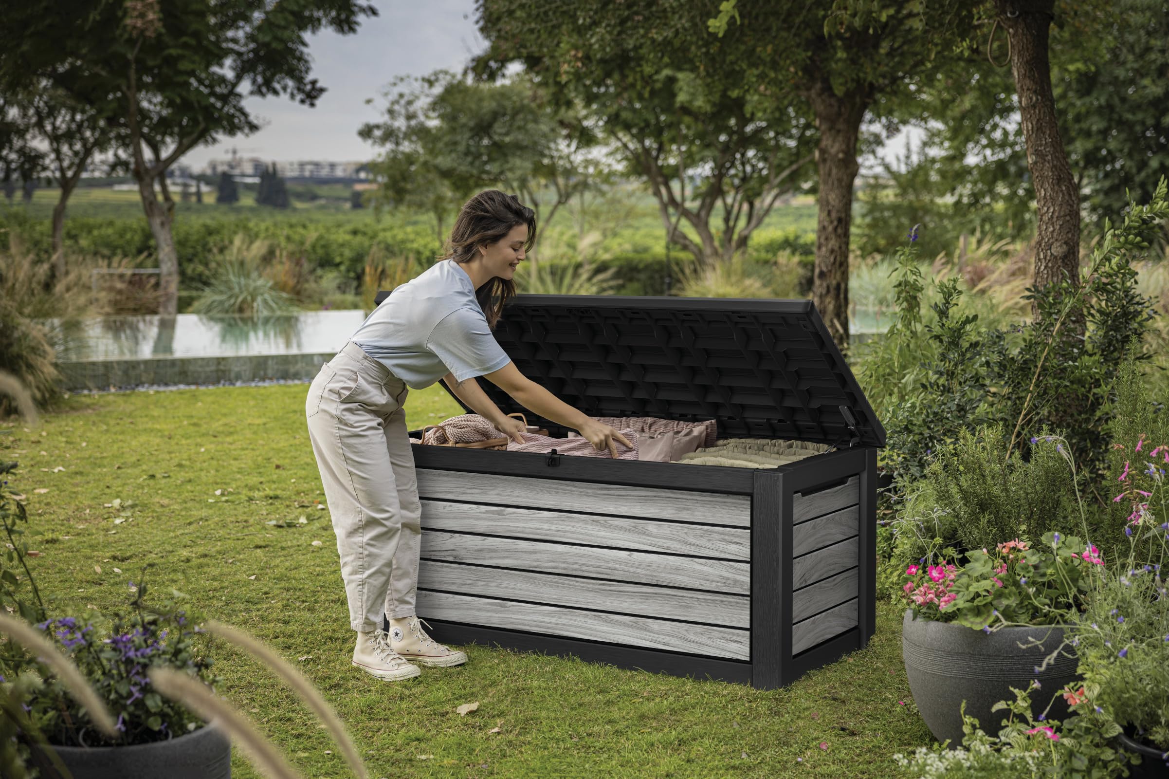 Keter Northwood Auflagenbox/Kissenbox 623 Liter | 100% Wasserdicht mit Belüftung dadurch kein übler Geruch/Schimmel Moderne Holzoptik | Deckel belastbar bis 250 KG | Deckel mit Gasdruckfedern