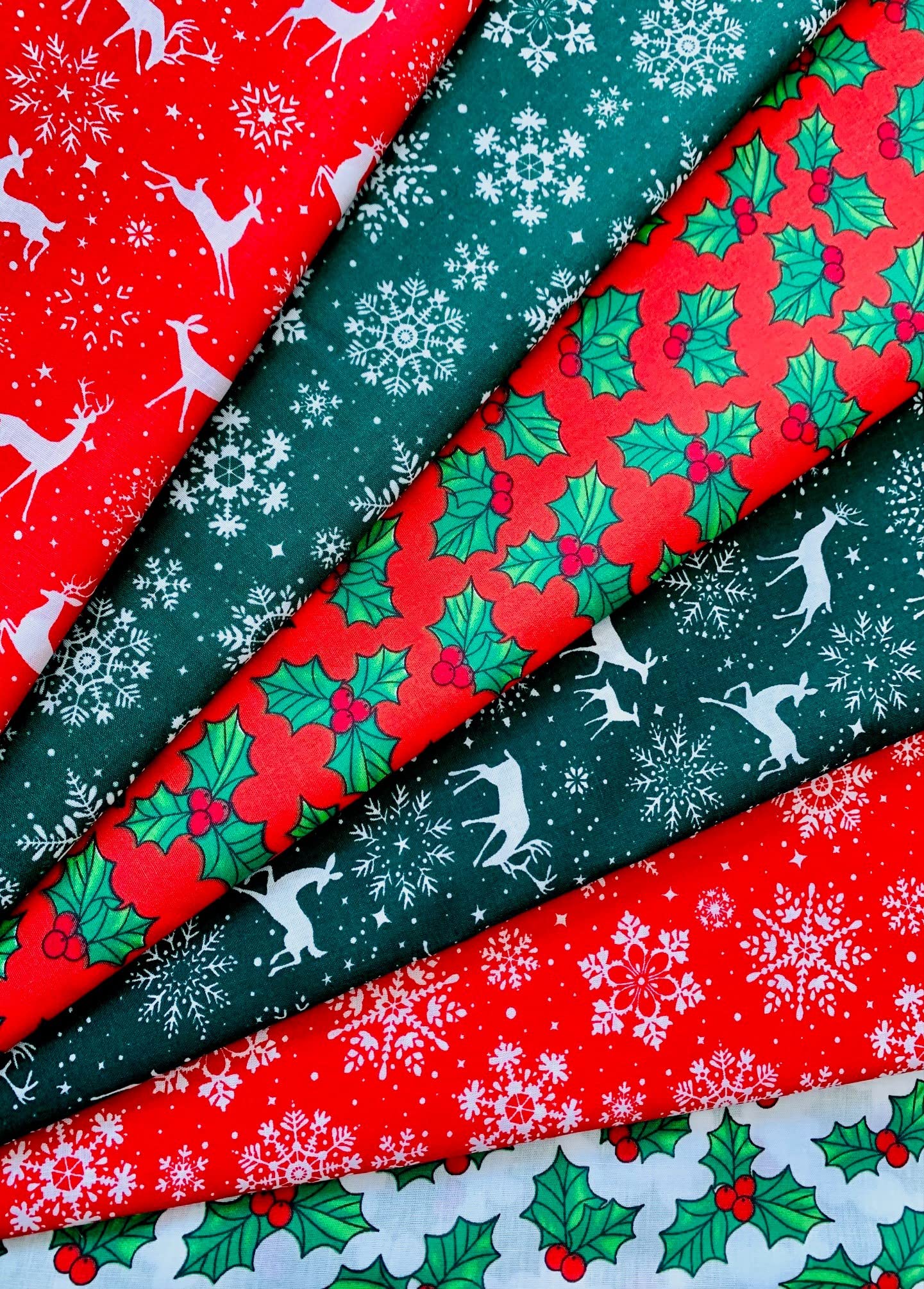 6 X Christmas Snowflakes Gingerbread Men Dogs Polycotton Fabric Fat Quarters Bundle - Sewing Quilting Dress Fabric - Simply Sew Crafty™ (Hollies-Red&Green)