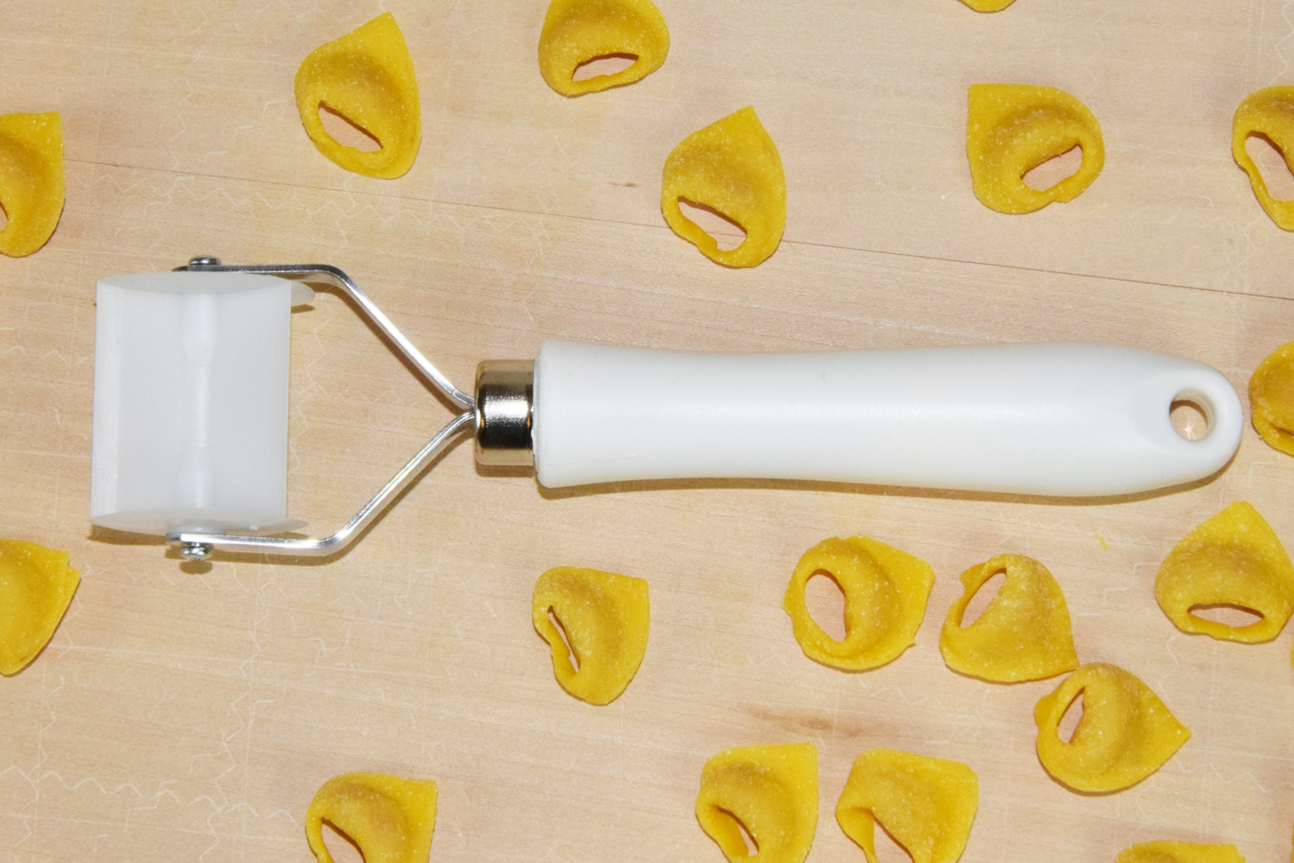 Pasta & Pastry Cutter, 4 Straight Squares Every Rotation, with Delrin Wheels and ABS Handle. Art.373