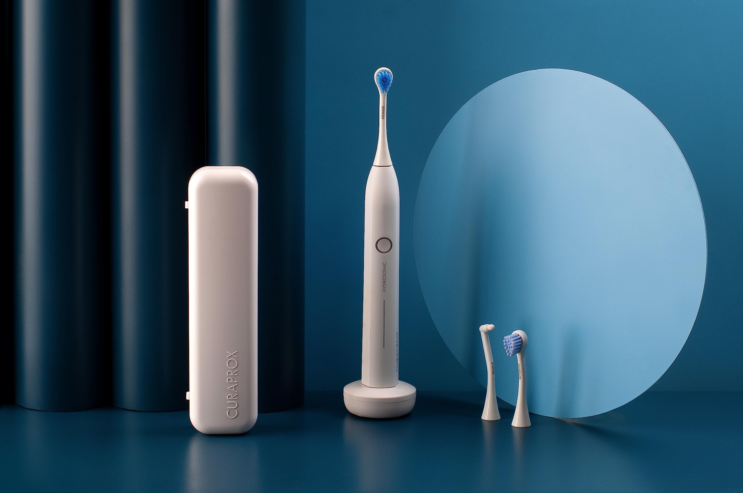 Curaprox Brosse à dents Sonique Hydrosonic Pro – Pour Dents Sensibles, Implants et Appareils Orthodontiques/Nettoyage professionnel à Domicile/Set avec Trois têtes de brosse/Conçu en Suisse