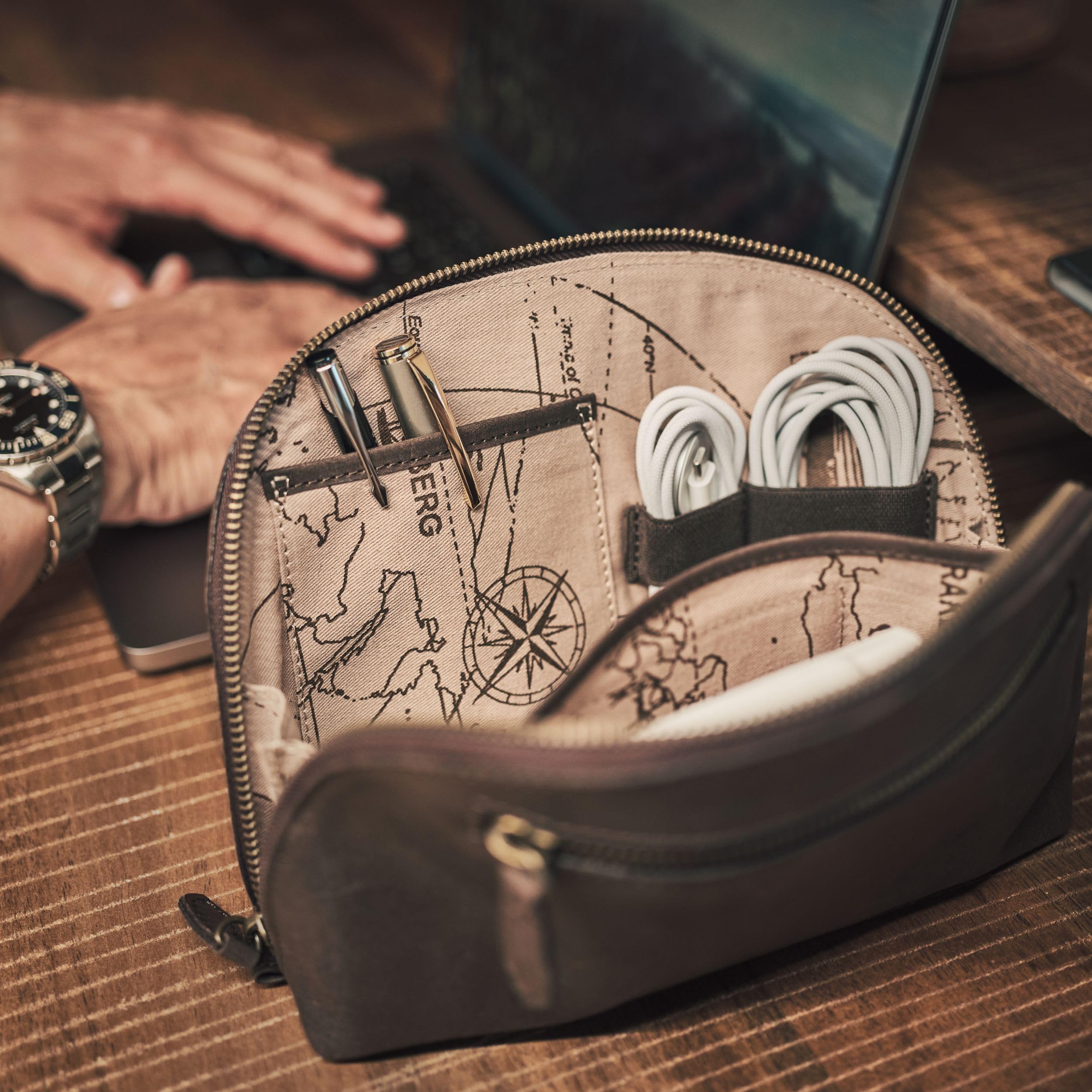 DRAKENSBERG Skórzana torba na kable 'Keaton' małe etui na kable i organizer na kable do ładowania, ładowarki i akcesoriów technicznych, kawowo-brązowy, casual