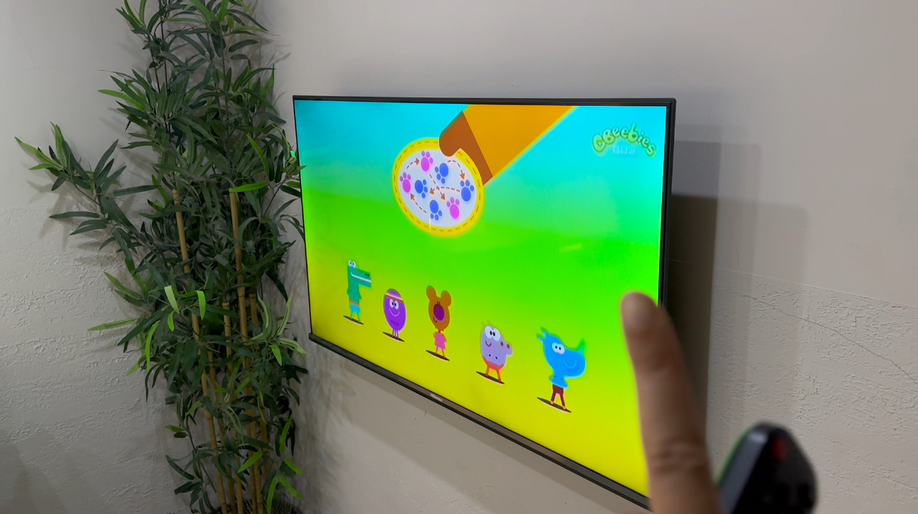 Watch Hisense 43-inch Smart TV review on Amazon Live