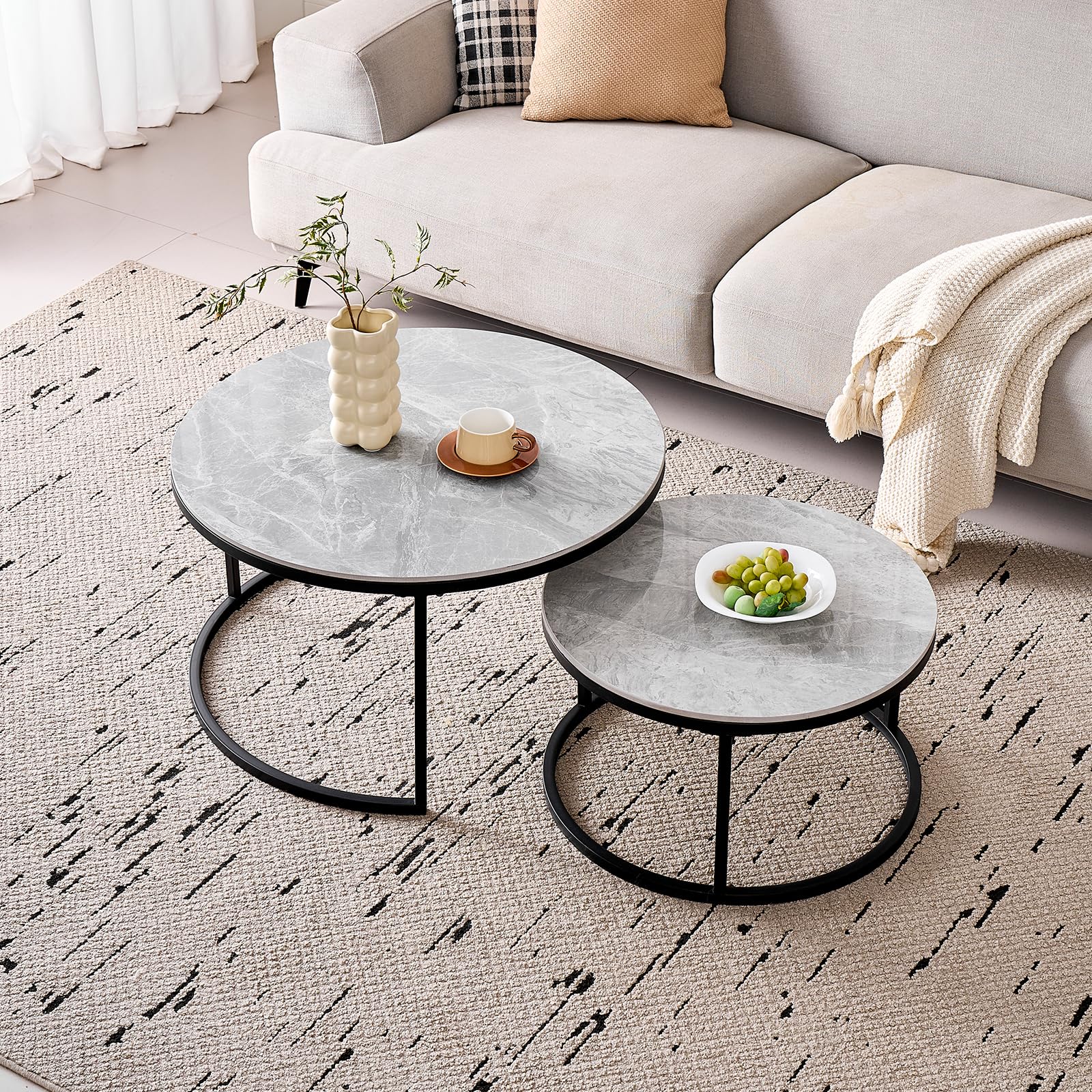 GrandCA HOME Conjunto de 2 Mesas de Centro Redondas, Modernas Mesas Nido para Salón, Estructura de Metal Negro, 50cm y 70cm, Fabricadas en Mármol Gris y Piedra Sinterizada