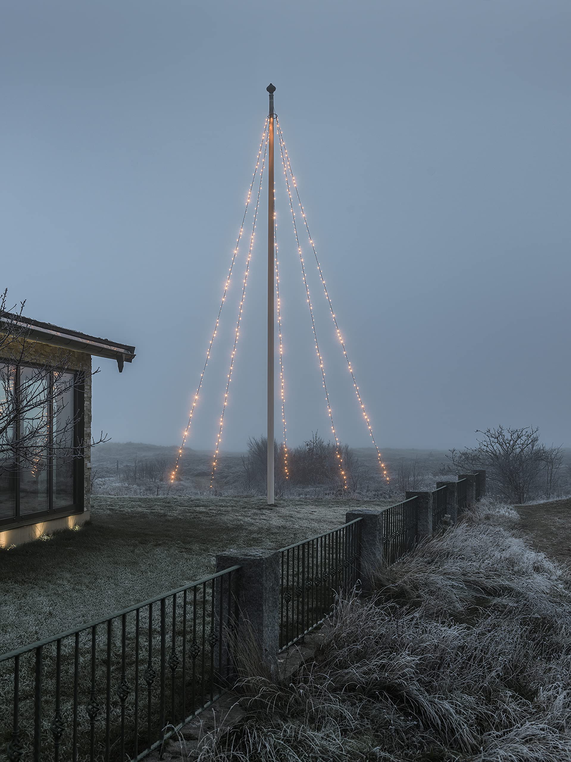 Konstsmide LED Fahnenmastbeleuchtung mit Ring, 5 Stränge à 100 gefrostete Dioden, mit Bodenfeder und-anker, 500 bernsteinfarbene Dioden, 24V Außentrafo (IP44), 9W, schwarzes Soft-Kabel - 4782-837