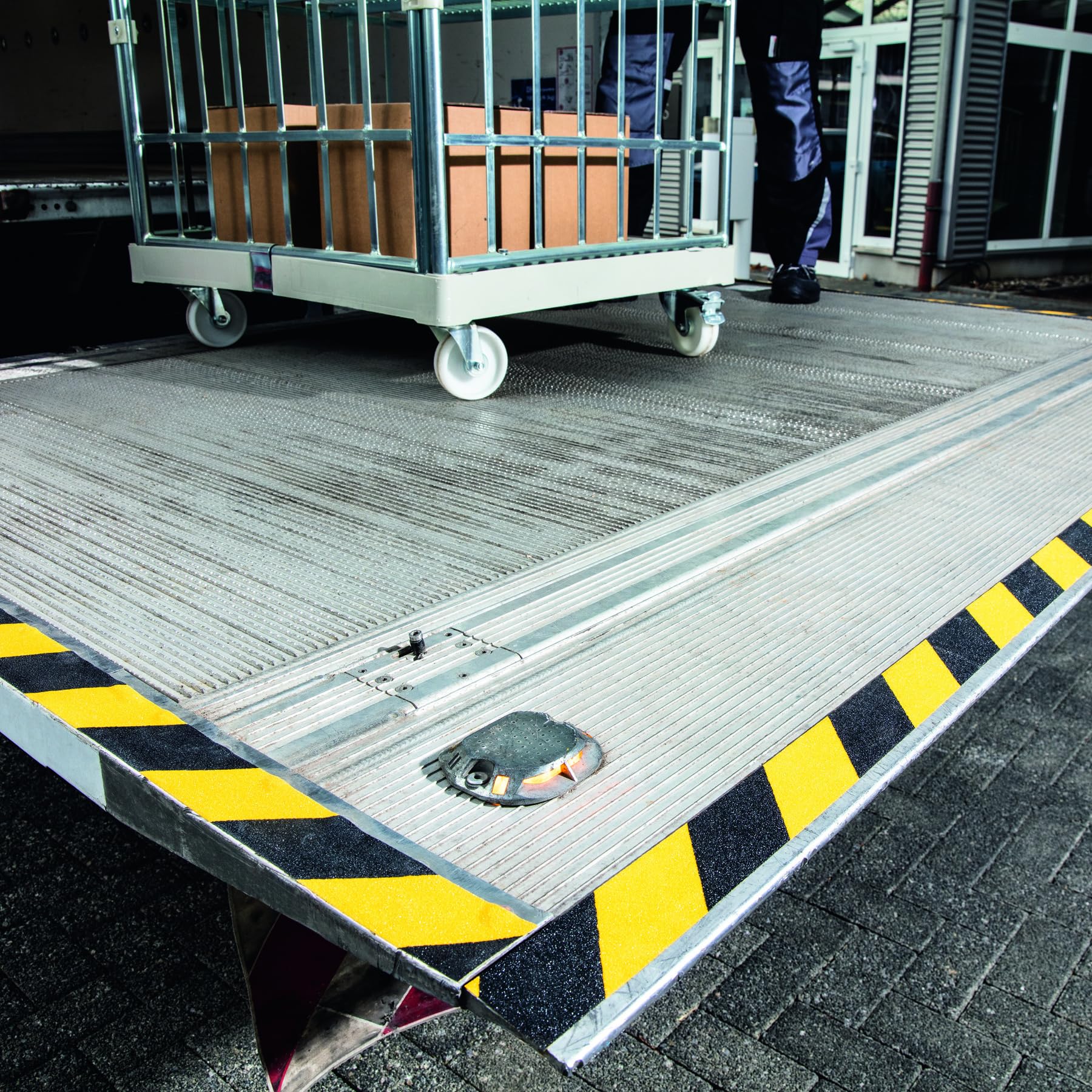 Durable Cinta antideslizante color DURALINE GRIP+, 50 mm x 15 m, para asegurar escaleras, rampas, amarillo/negro, 1097130 | Autoadhesivo de grano grueso R13 para escaleras y rampas, señalización de caminos, interior y exterior
