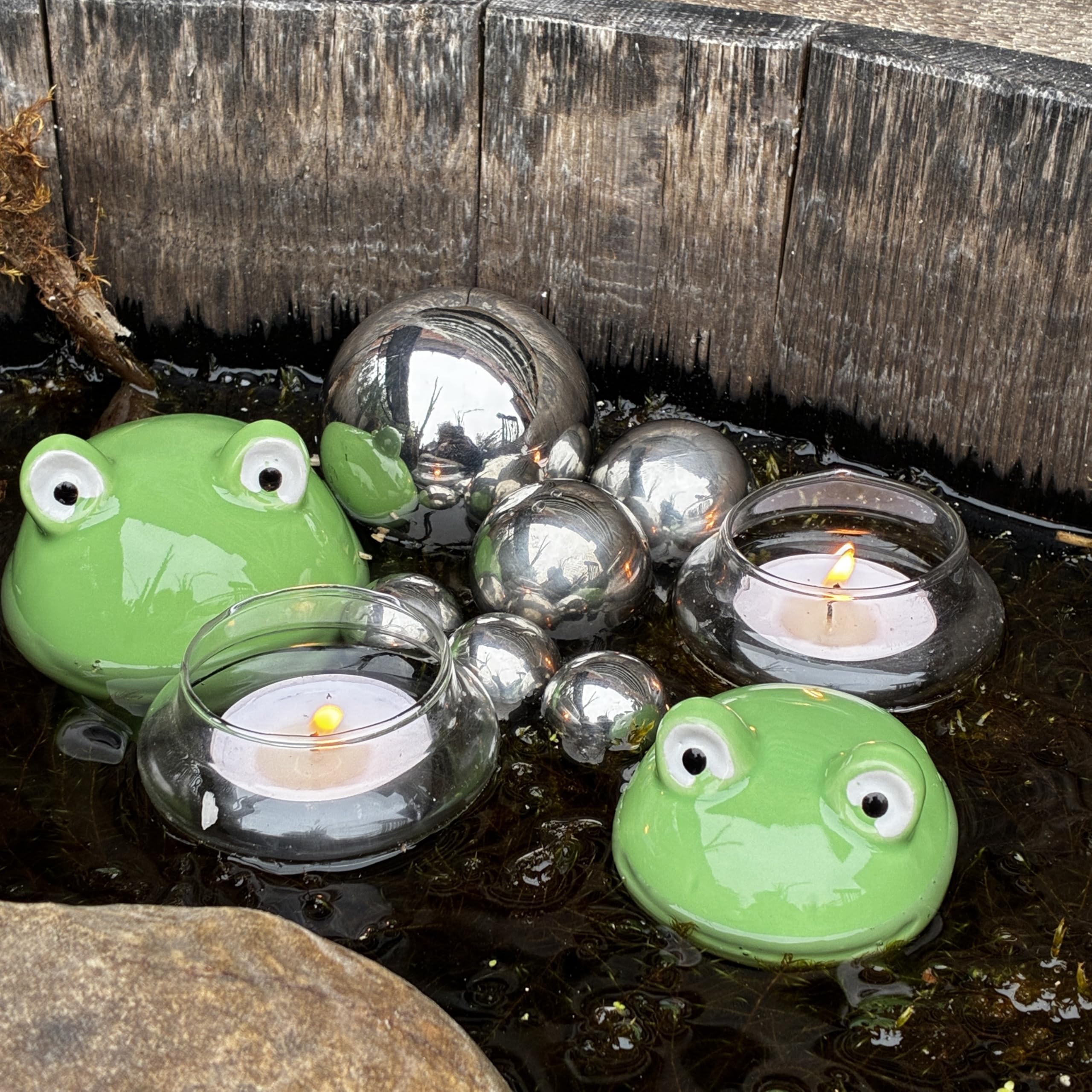 Storm's Gartenzaubereien Schwimmfrösche 2er Set mit Teelichtschalen und silbernen Schwimmkugeln - Teichkugeln Teichdeko