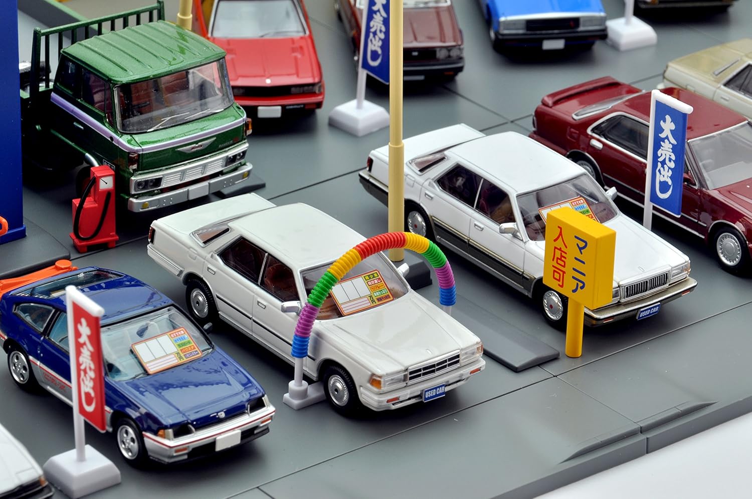 Amazon トミカラマ ヴィンテージ 04c 1 64 中古車店 アクセル426 ミニカー用 Abs樹脂製 ストラクチャー 完成品 ミニカー ダイキャストカー おもちゃ