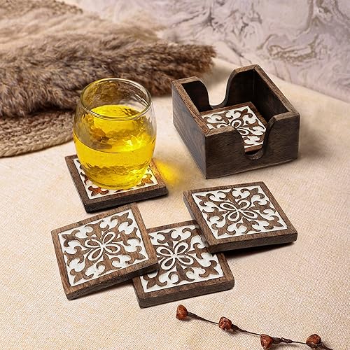 Miniatura 7 de DEVLA Juego de posavasos decorativos de madera de 4 pulgadas, tallados a mano con diseño antiguo blanco, 5 posavasos con soporte, marrón y blanco