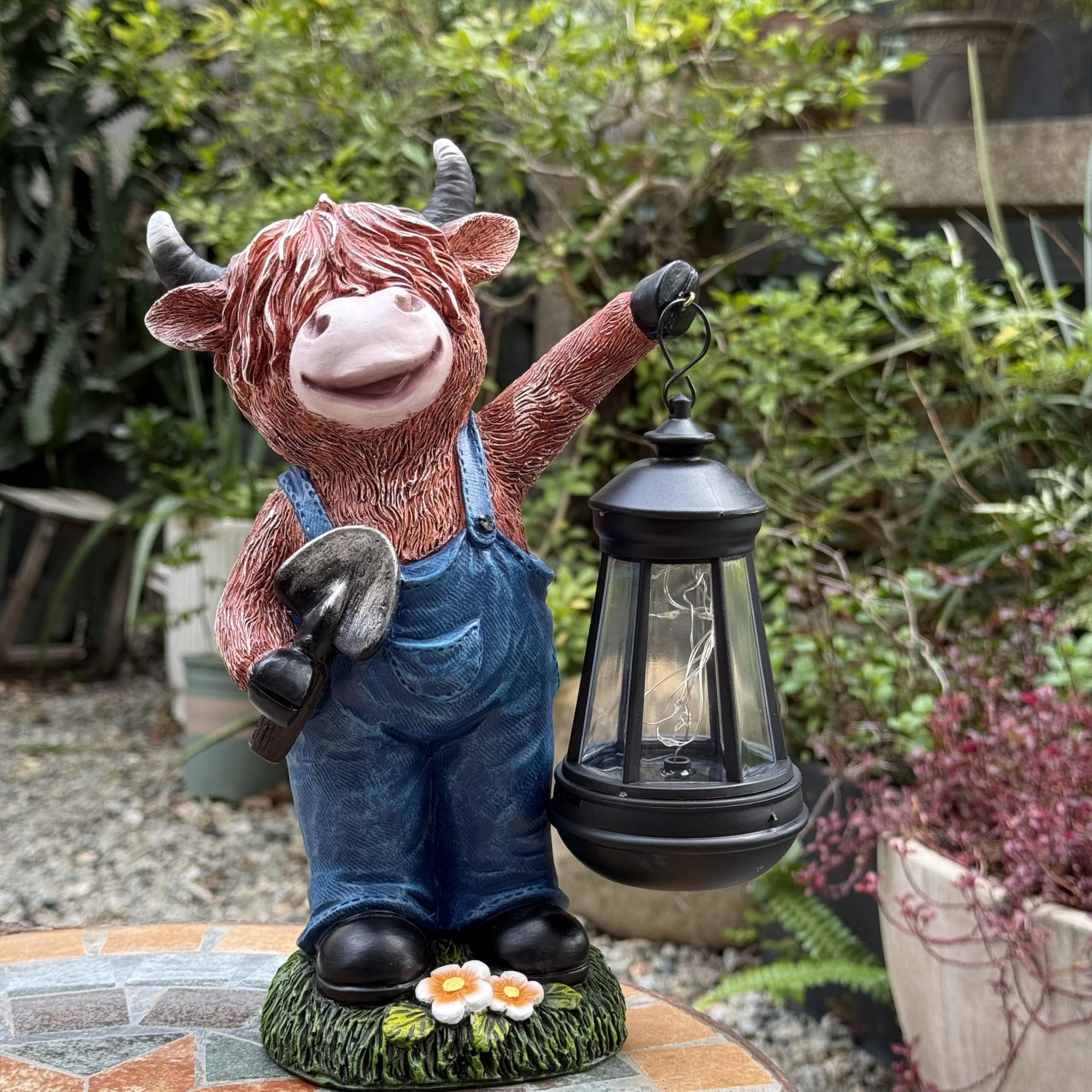 Statua Mucca Delle Highlands Con Luce Solare – Decorazione Da Giardino In Resina Con Lanterna – Marrone