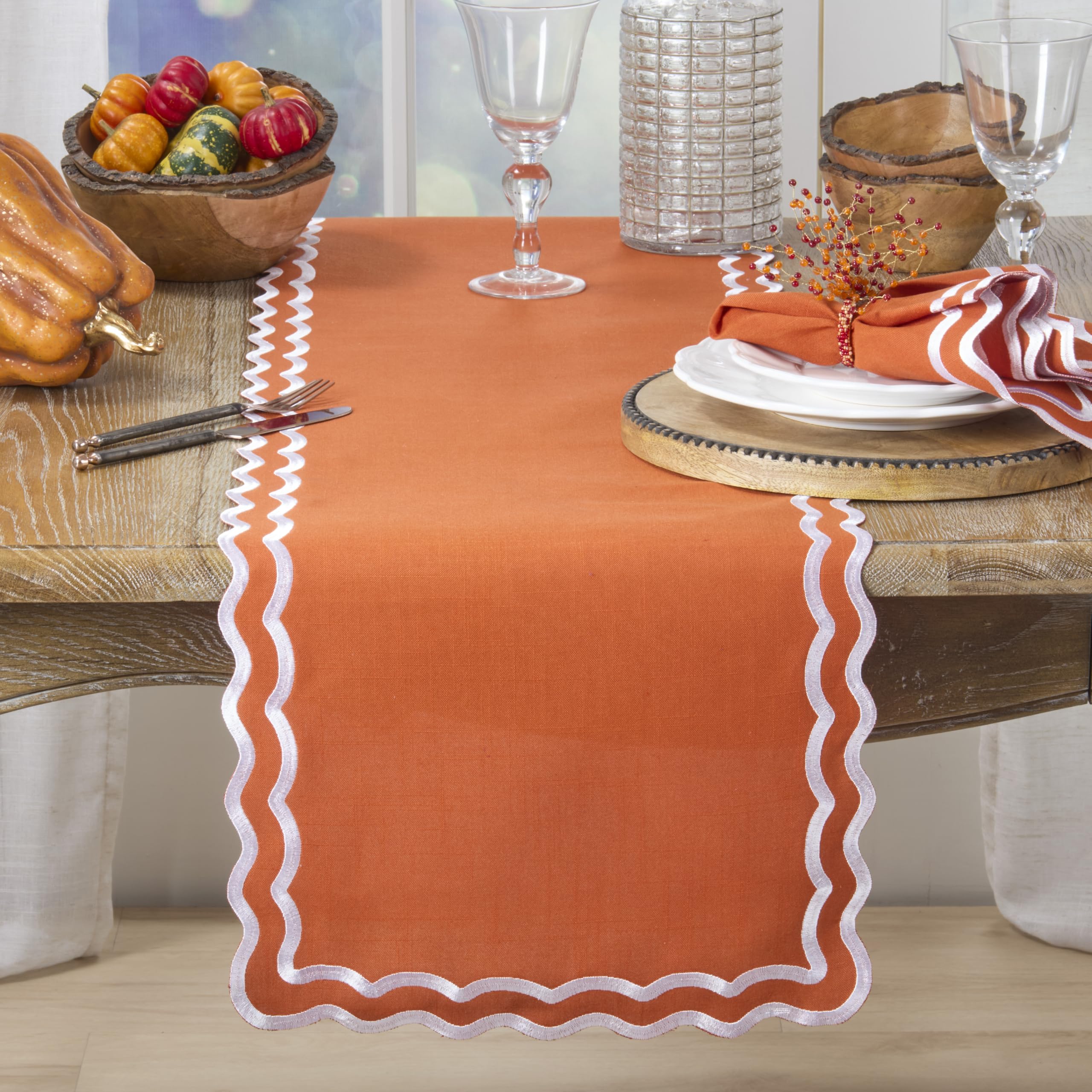 SARO Lifestyle Camino de Mesa con Borde Festoneado, Elegante Camino de Mesa para Uso Diario con Bordes festoneados Bordados para mesas de Comedor y Entretenimiento Moderno, 16 x 72 Pulgadas, Calabaza