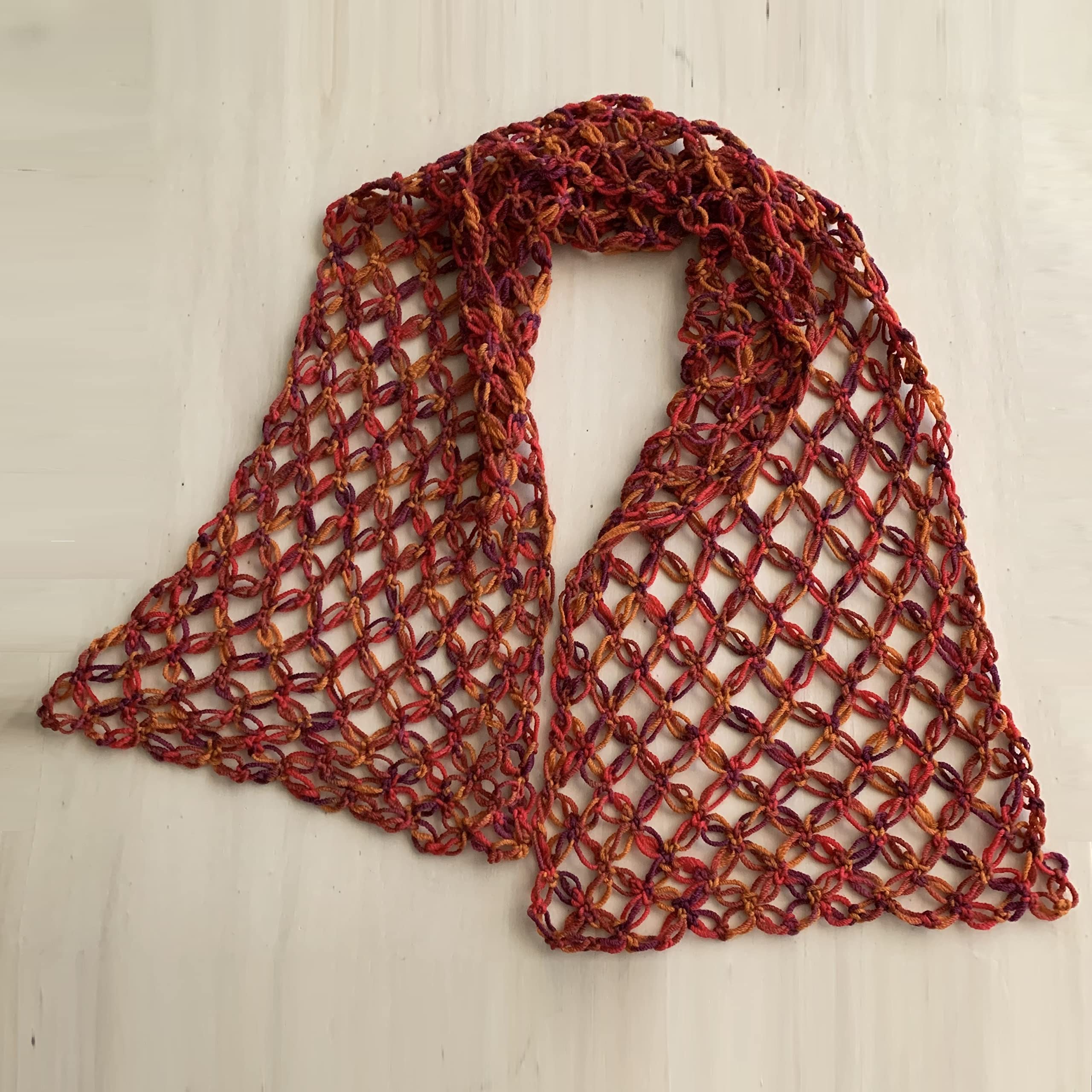 Sciarpa sfumata fatta a mano, sciarpa da donna a uncinetto, in lana merino. Stola in lana merino ARTICOLO ORIGINALE E UNICO MOMpATchWORK