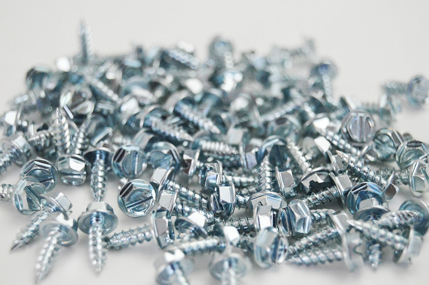 Midwest Unpainted Self Piercing Screws - 1000 Piece No. 6 X 3/8" Knifti-Grip Screws with Carrying Tub & 1/4" Bit - MW-6X3810