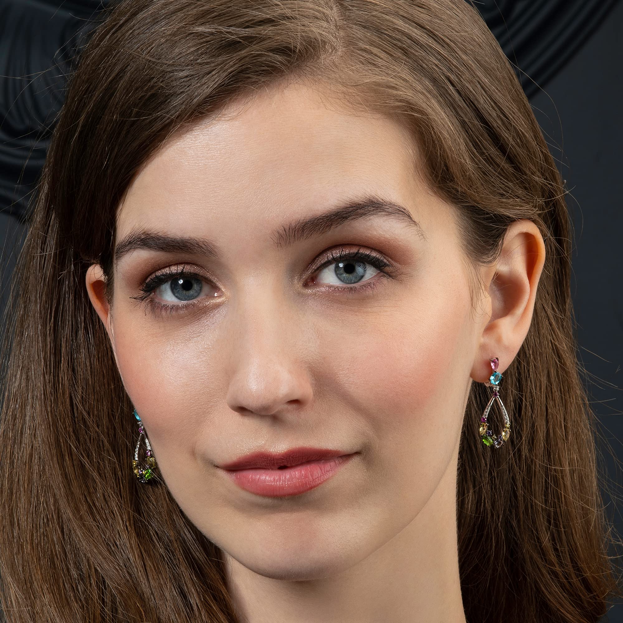 Namana Bunte Tropfenohrringe für Damen. Lange Ohrringe aus 925er Sterlingsilber für Frauen mit mehrfarbigen Steinen und Zirkonia-Edelsteinen. Bunte hängende Ohrringe in Sterling Silber