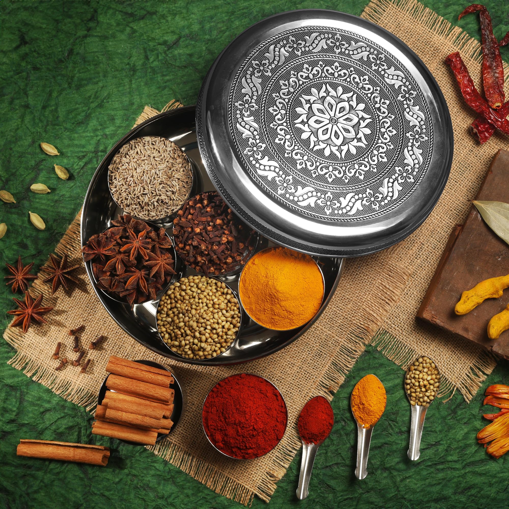 KSJONE Masala Dabba Design – Boîte à épices indienne en acier inoxydable de 8 pouces, avec 7 compartiments individuels, cuillères de service et couvercle – Organiseur d'épices poli miroir