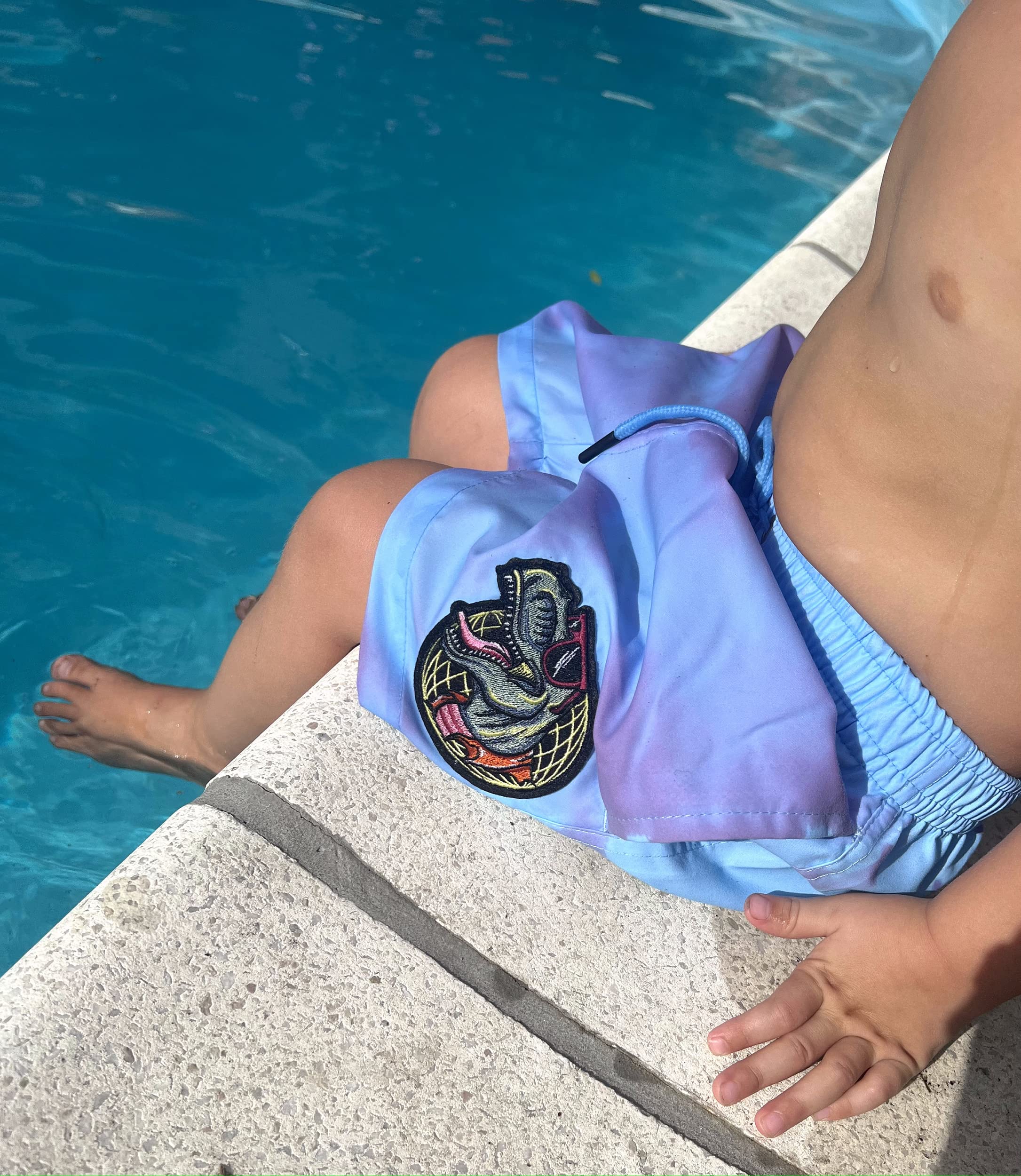 HECKBO Magic Farbwechsel Badehose für Jungen - Dinosaurier Dino - wechselt bei 30° die Farbe - Stretch Hose - hellblau Lila - Badeshorts - Shorts - 3 Verschiedene Größen - 3-7 Jahre - Kinder Jungs