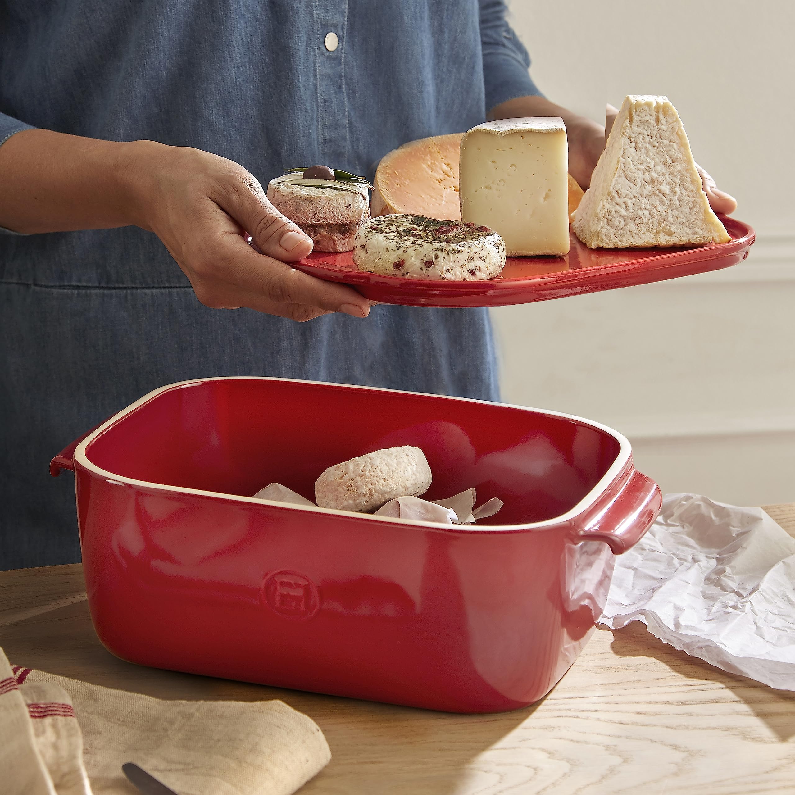 Emile Henry Cheese Box – Boîte à Fromage avec Couvercle – Céramique Haute Résistance – Conservation Optimale au Réfrigérateur – Coloris Grand Cru – Fabriqué en France