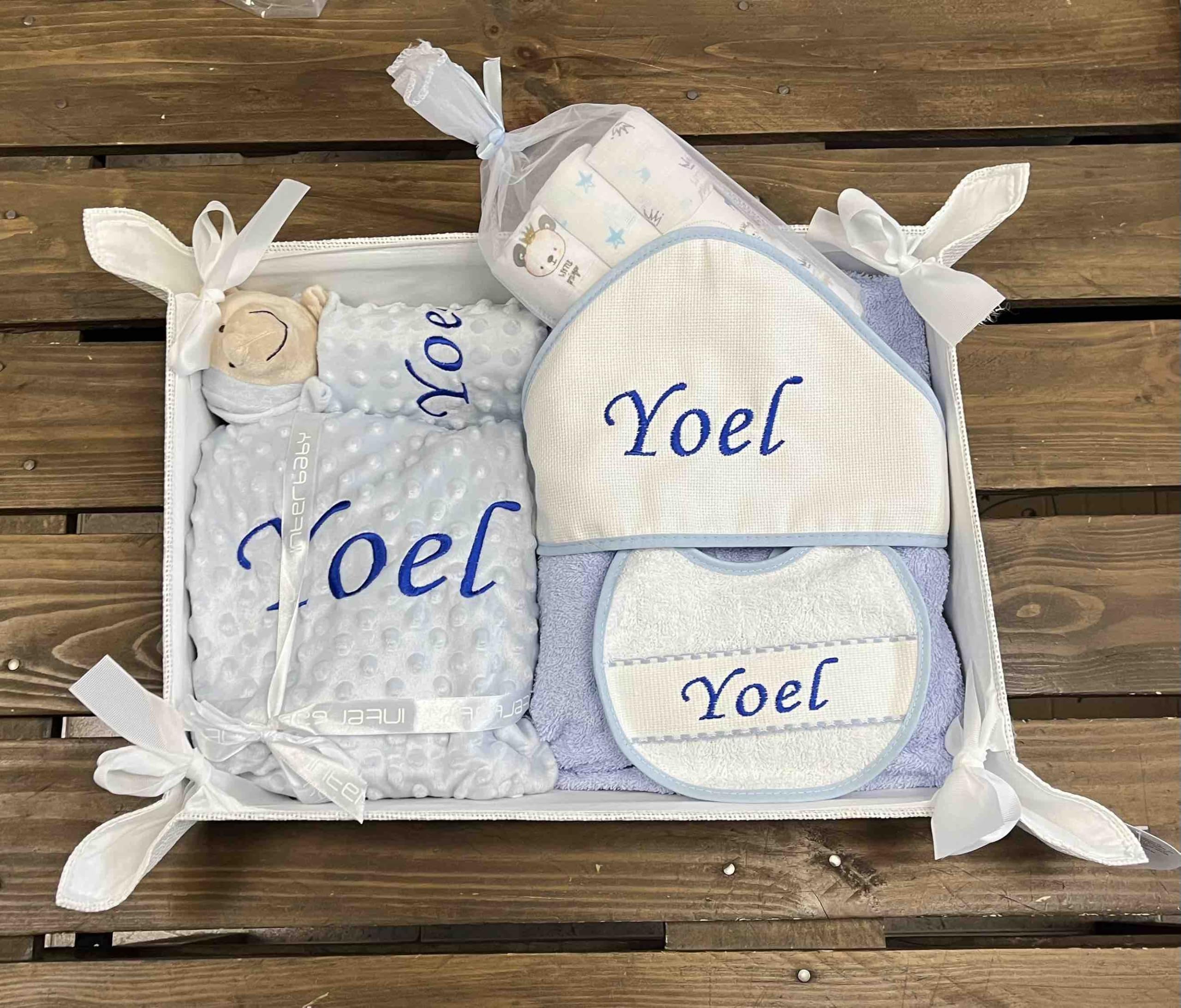 Danielstore - Canastilla Bebé Personalizada | Manta y Dou Dou con Nombre | Toalla de Baño y Babero Bordados | Pack 3 Gasas | Cesta para Recién Nacidos