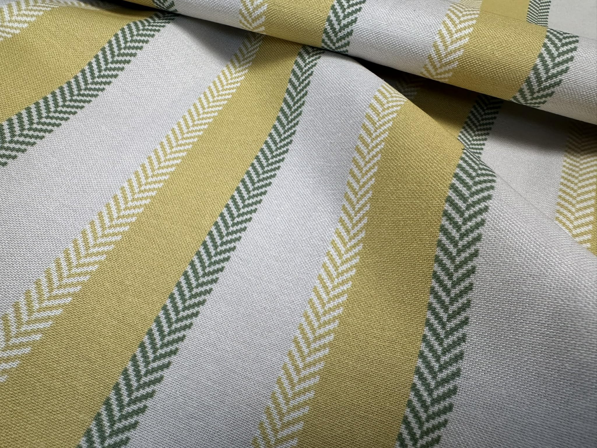 Tissu à rayures chevrons - Motif à chevrons crème pour décoration d'intérieur, tapisserie, rideaux, coussins, chemins de table - 280 cm extra large - Vendu au mètre - Moutarde