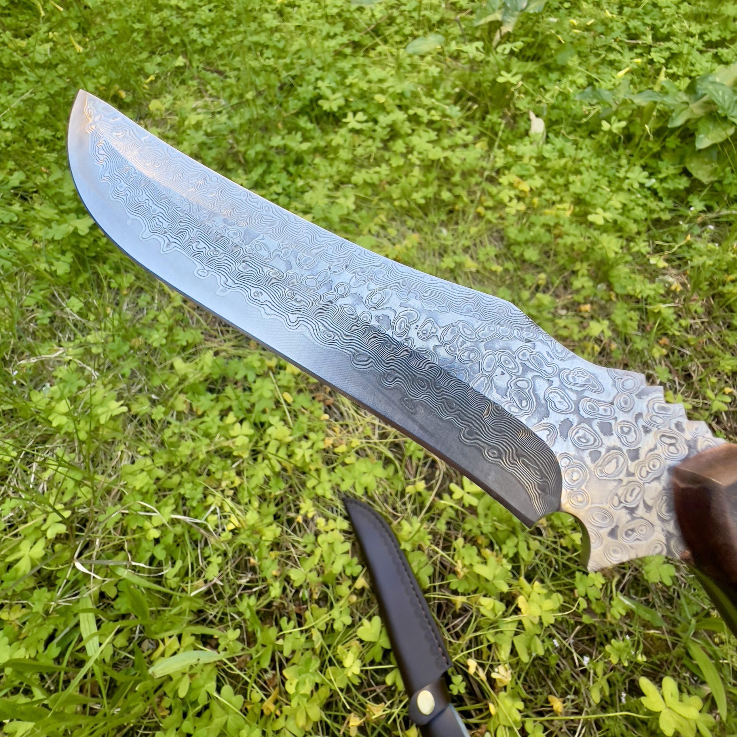 Gran Cuchillo Damasco Forjado a Mano hoja fija suminagashi japonés filo afilado mango de madera funda de cuero vegetal exterior camping senderismo regalo para hombre caza EDC artesanía tanto