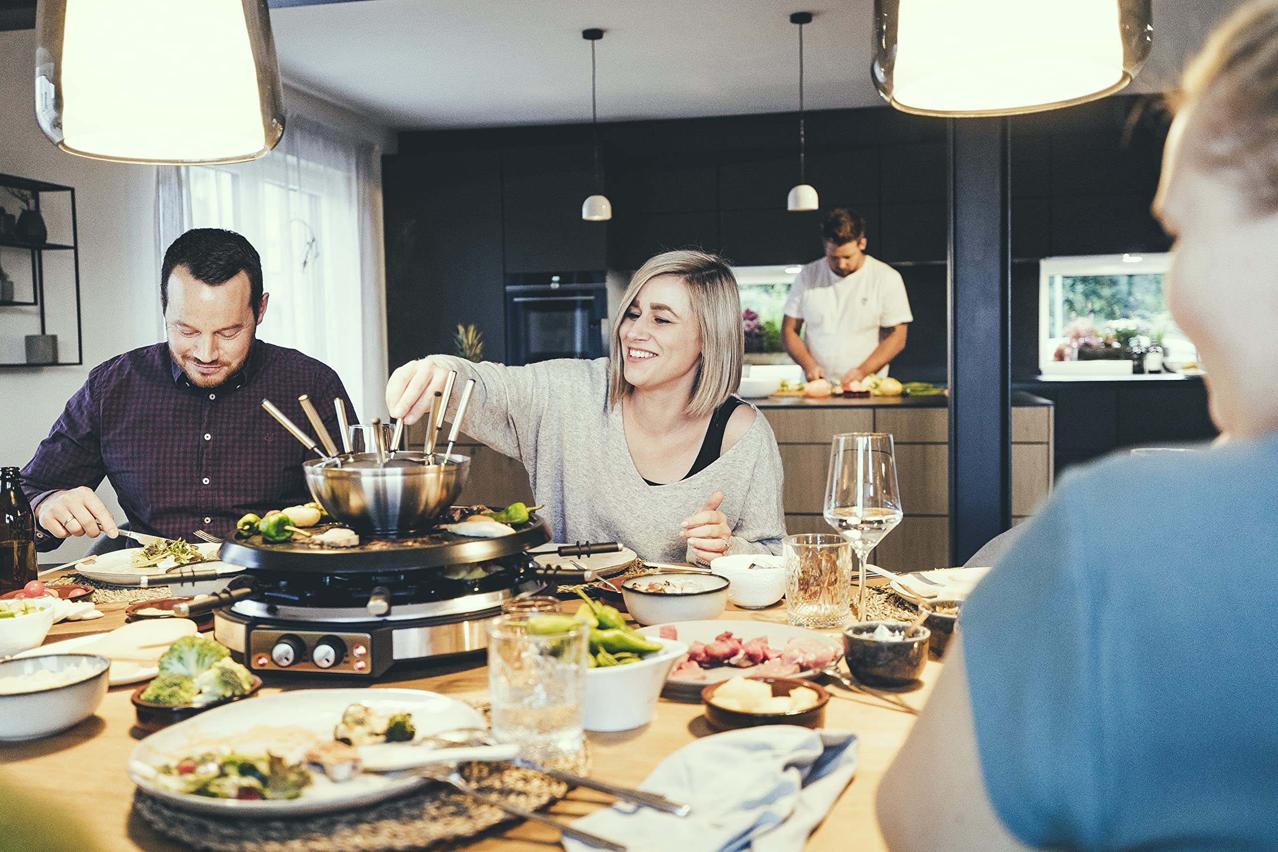 SEVERIN Raclette-Fondue-Kombination für 8 Personen, 1.900 W, zwei separat heizbare Elemente, spülmaschinengeeigneter Fondue-Topf, Edelstahl, schwarz, RG 2348