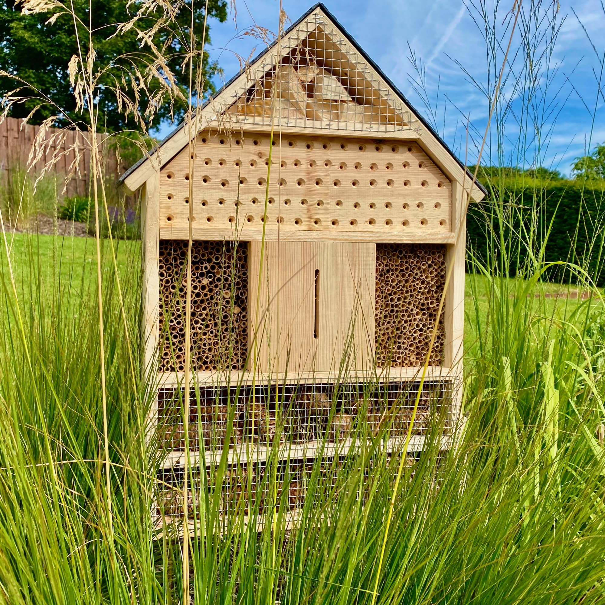 GARTENETAGE Insektenhotel XXL mit Schieferdach/Naturbelassenes, massives Insektenhaus & Bienenhotel/Insektenhotel zum Aufstellen mit Pfählen, witterungsbeständig/Marienkäferhaus, Schmetterlingshaus