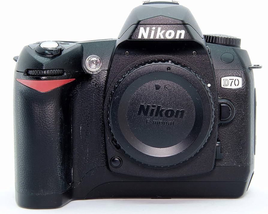 デジタル一眼レフニコンD-70  オートフォーカス ストロボ・充電器・ケース付き Amazon | Nikon D70 デジタル一眼レフカメラ レンズキット [AF-S