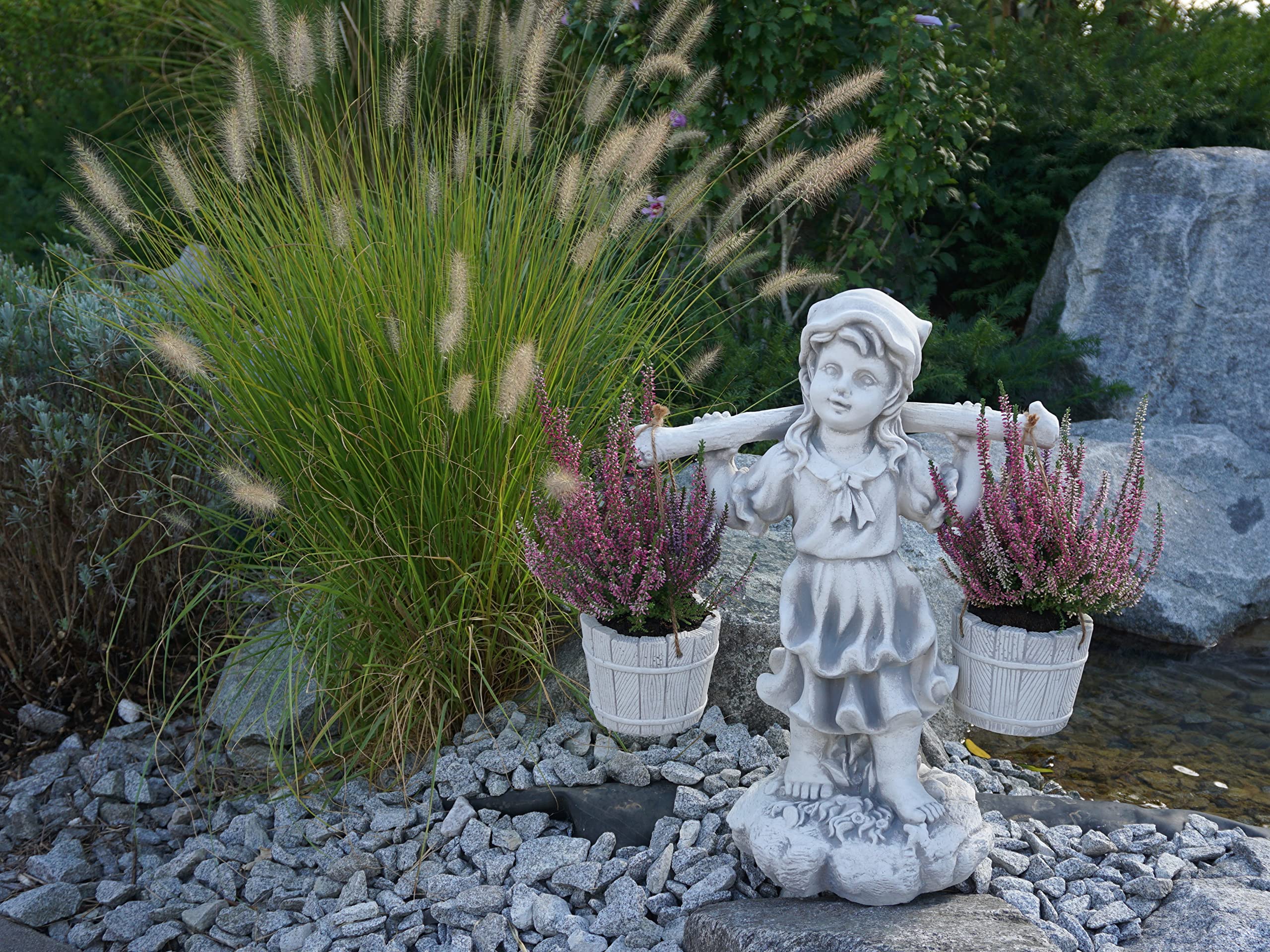 Statue Garçon Avec Tracteur En Pierre Reconstituée - Déco Jardin Résistante Au Gel - Fabriquée à La Main