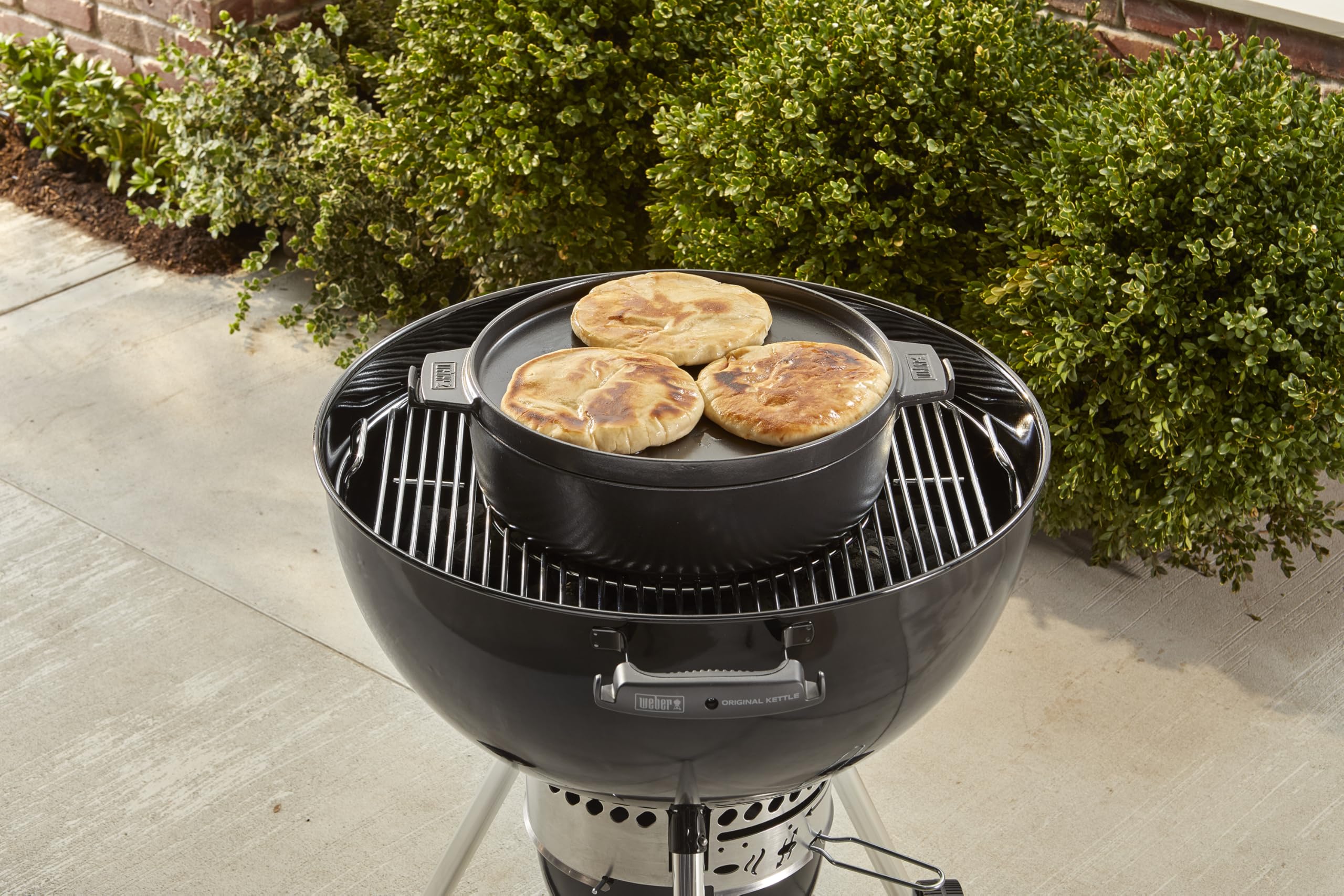 Weber Garnek Żeliwny Dutch Oven 2 w 1 do Systemu Gourmet Bbq, Garnek z Pokrywką Używaną Jako Patelnia, Czarny (8857)