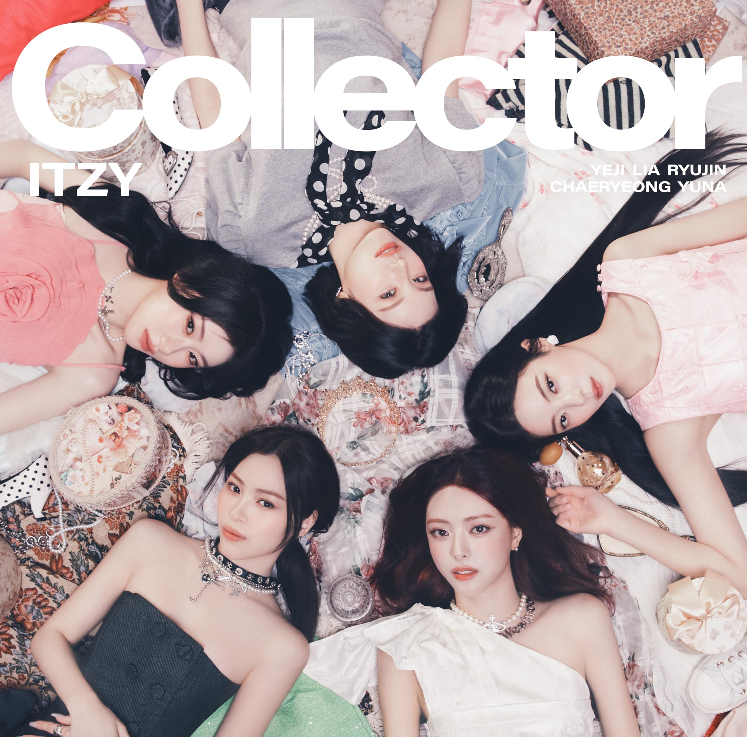 Collector - Version B - incl. 20pg Lyric Booklet, Trading Card + 2 4-Cut Photocards